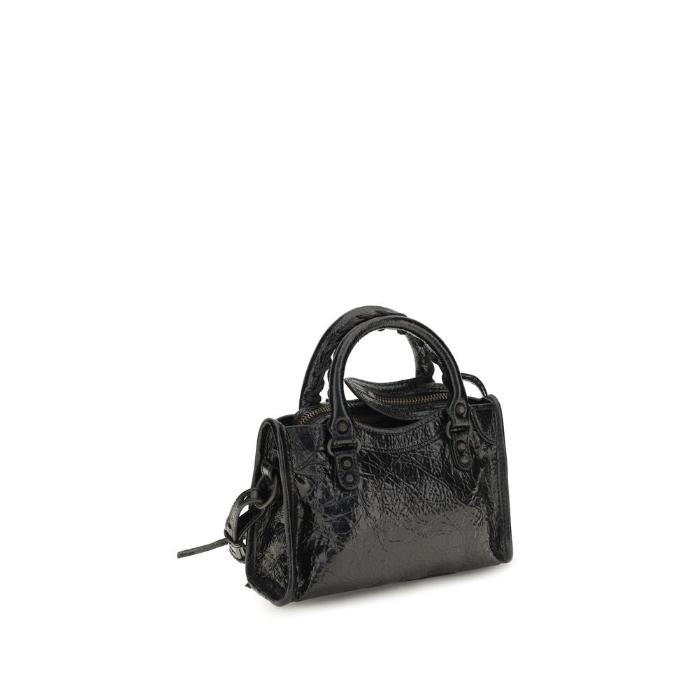 Sac à main Balenciaga en cuir d'agneau noir avec logo en relief et poignées courtes, style élégant et sophistiqué.