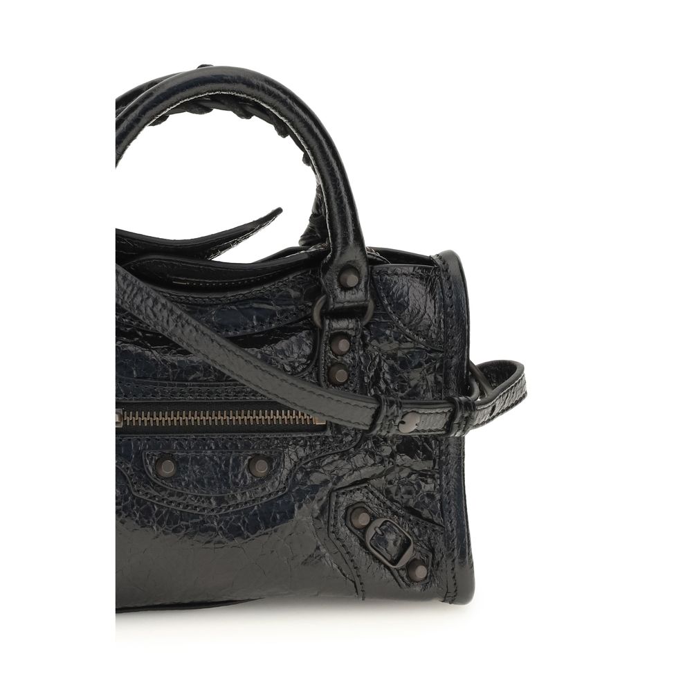 Sac à main Balenciaga en cuir d'agneau noir, design élégant et moderne, avec détails sophistiqués et poignée confortable.