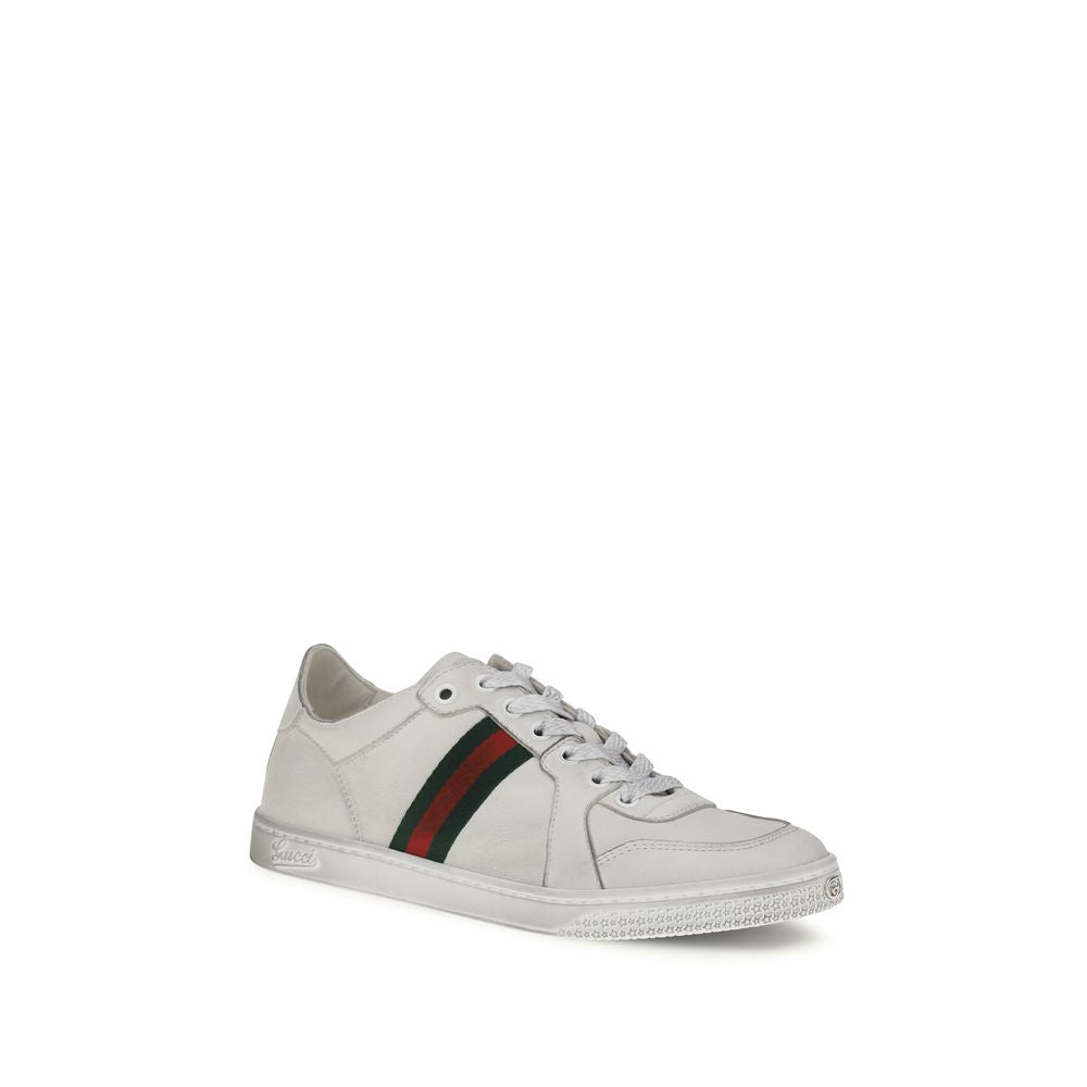 Baskets Gucci Bos Taurus en cuir de veau blanc, sneakers athlétiques élégants avec détails modernes et logo Gucci visible.