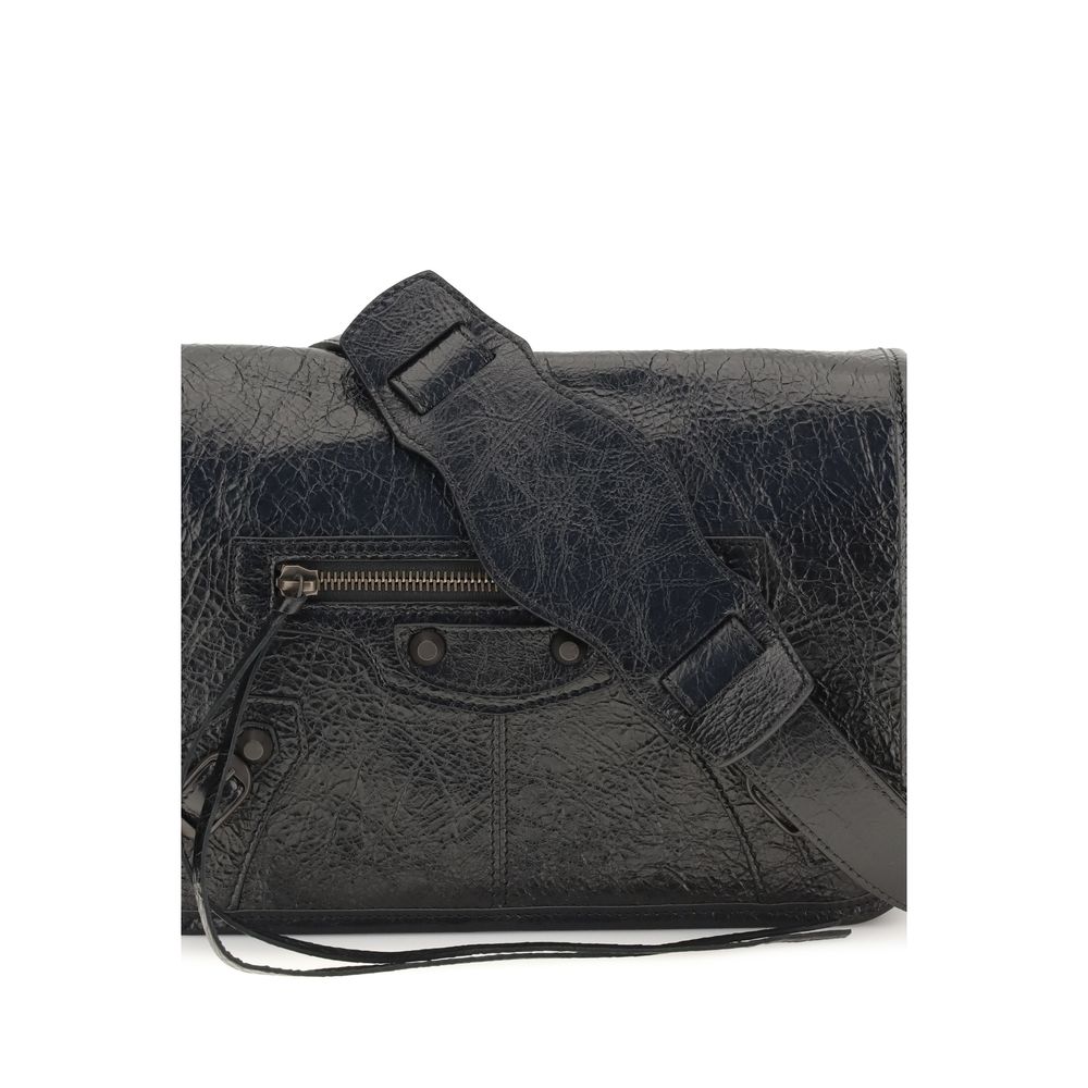 Sac à épaules Balenciaga en cuir d'agneau noir avec détails en ovis Aries, élégant et sophistiqué, visible sur l'image.