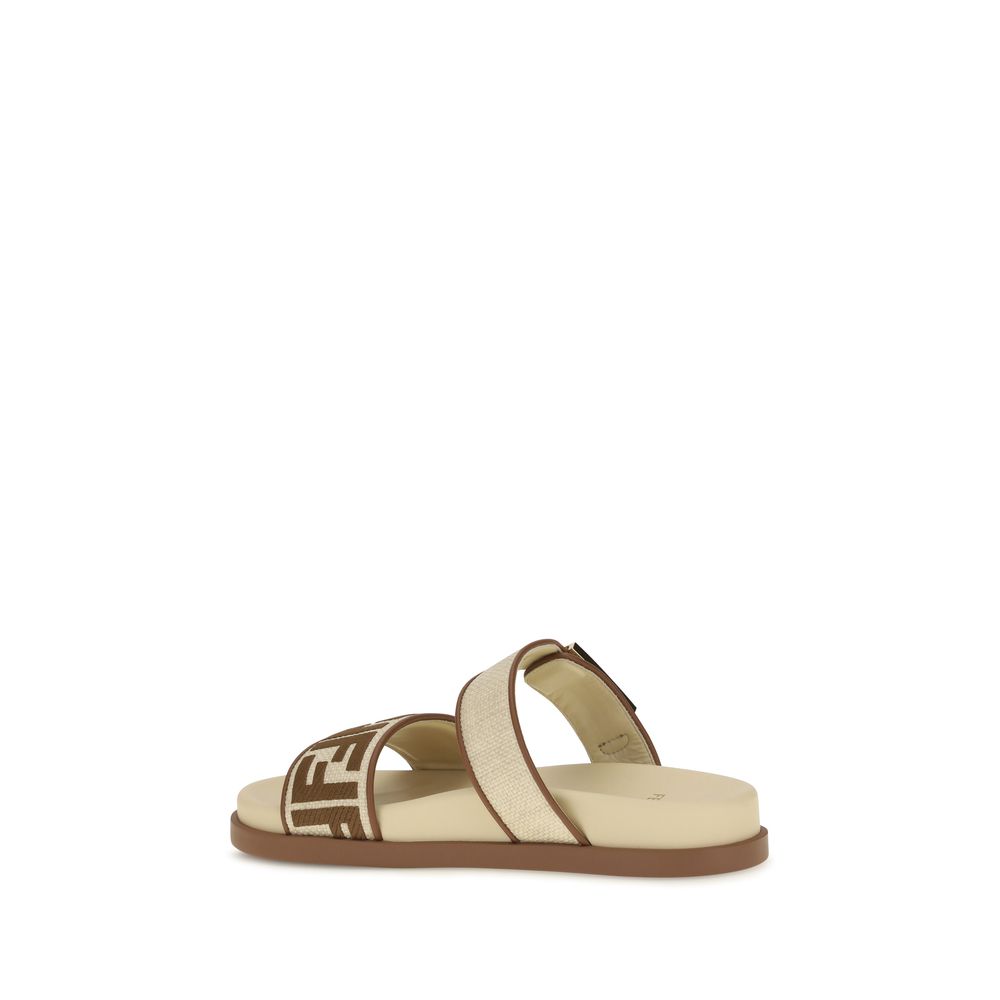 Sandales plates en rafia marron de Fendi, vue de face, mettant en valeur leur design élégant et leur matériau naturel.