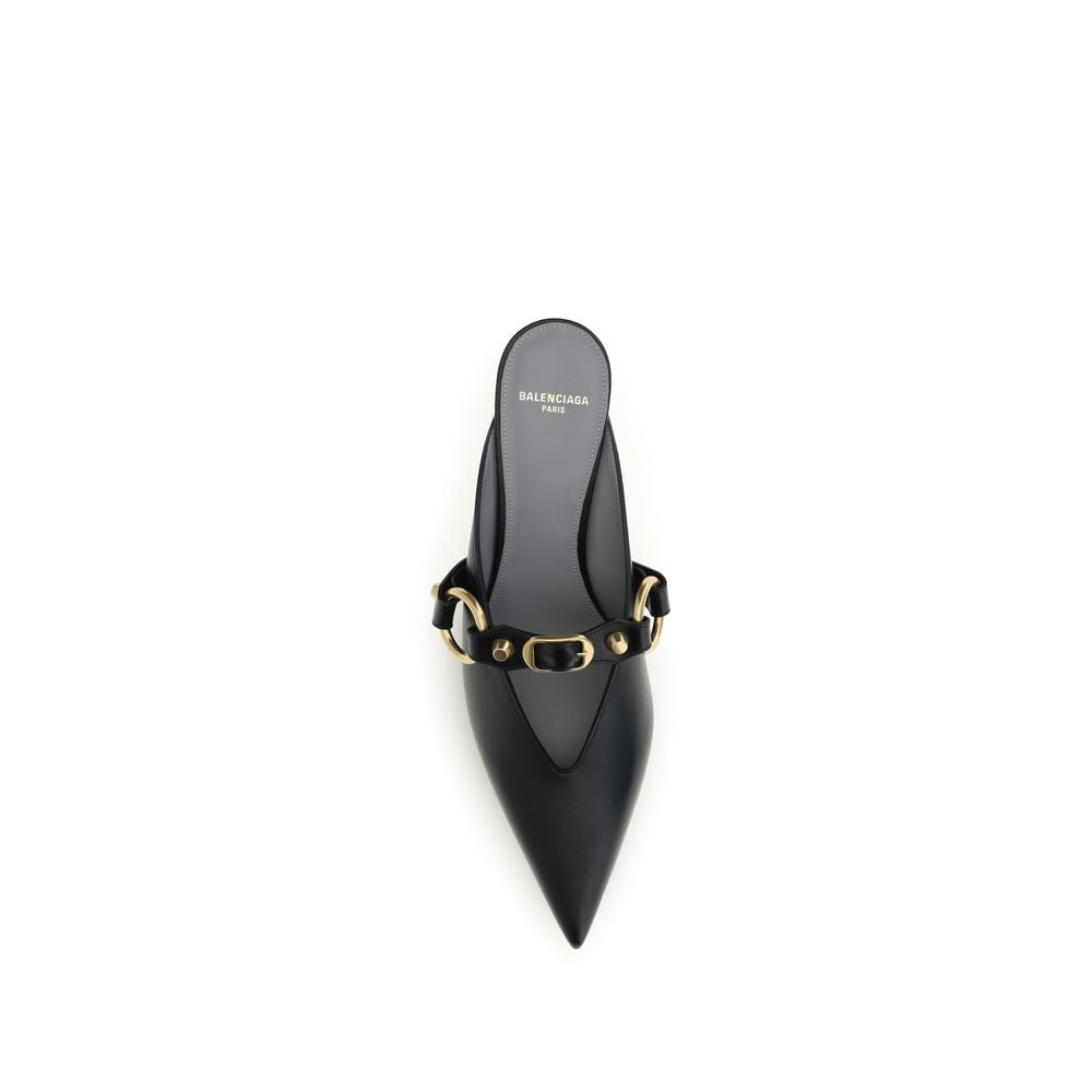 Chaussures Mules Balenciaga en cuir de veau noir Bos Taurus, élégantes et sophistiquées, visibles en gros plan.