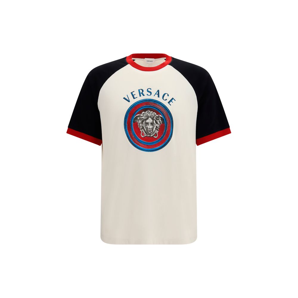 T-shirt blanc en coton de la marque Versace, coupe classique et logo emblématique visible sur le devant.