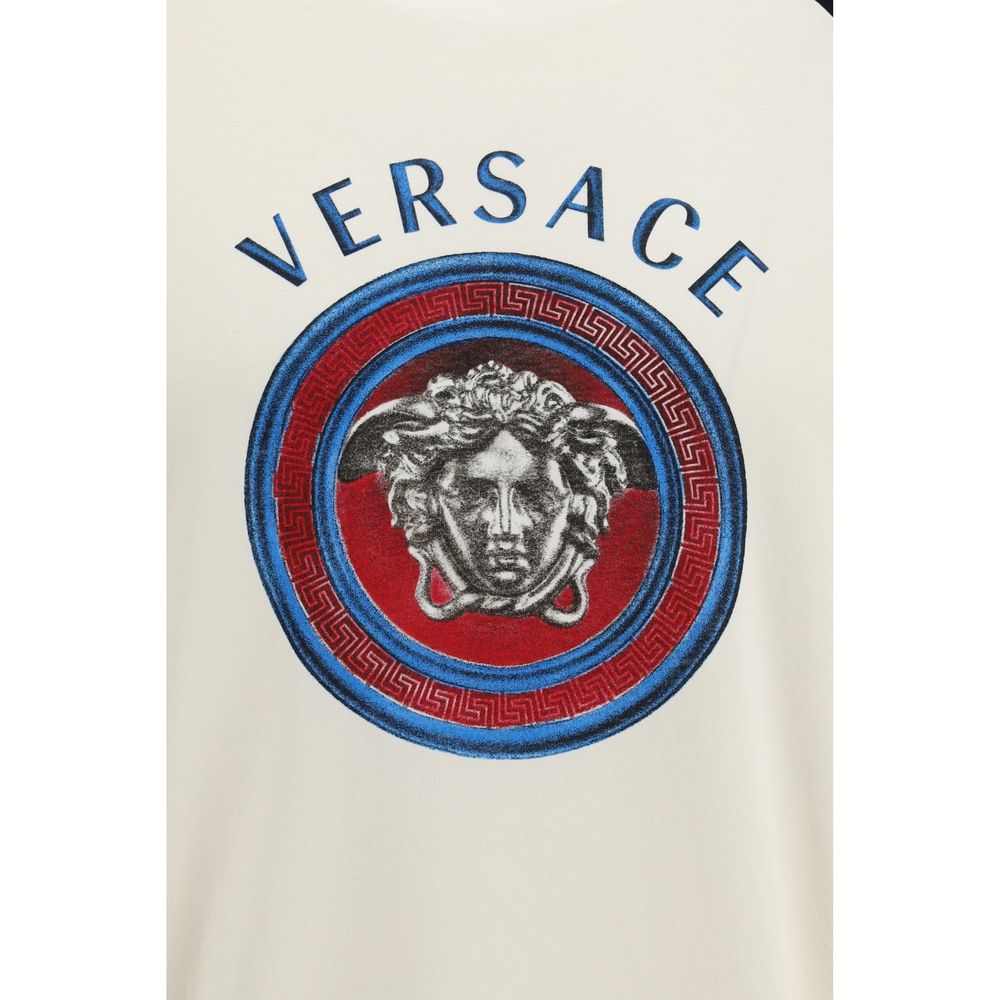 T-shirt blanc en coton de la marque Versace, coupe classique avec logo discret sur la poitrine.