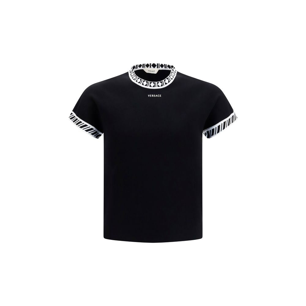 T-shirt en coton noir de Versace, style décontracté avec logo emblématique, porté par un mannequin.