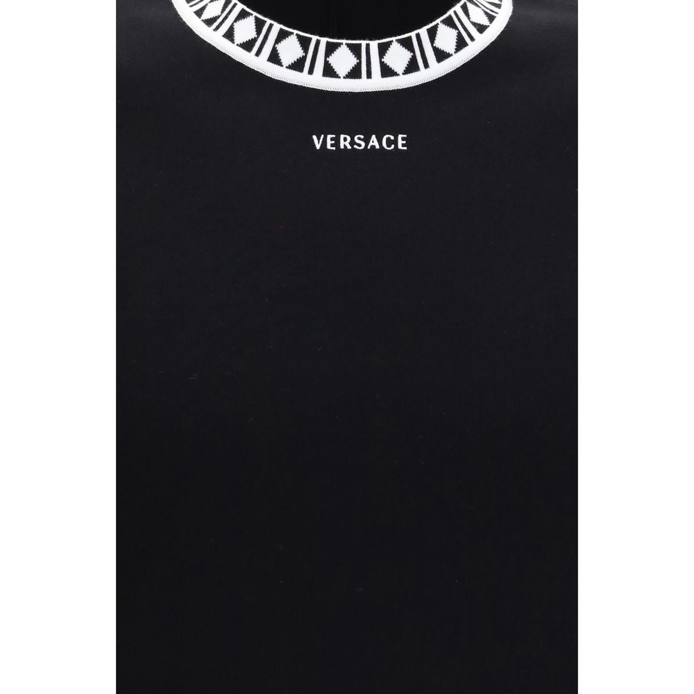 T-shirt noir en coton de la marque Versace, coupe classique avec logo Versace visible sur la poitrine.