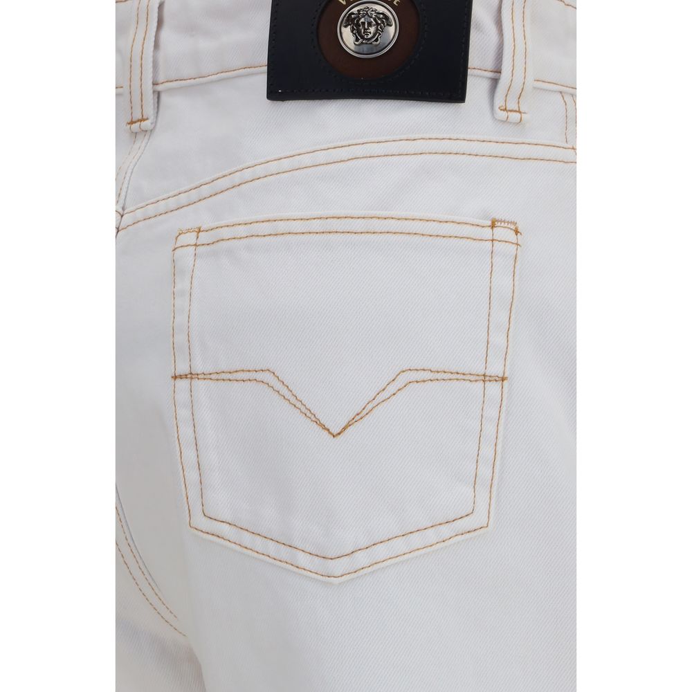 Jeans blancs en coton à taille haute de Versace, affichant une coupe élégante et un design sophistiqué.