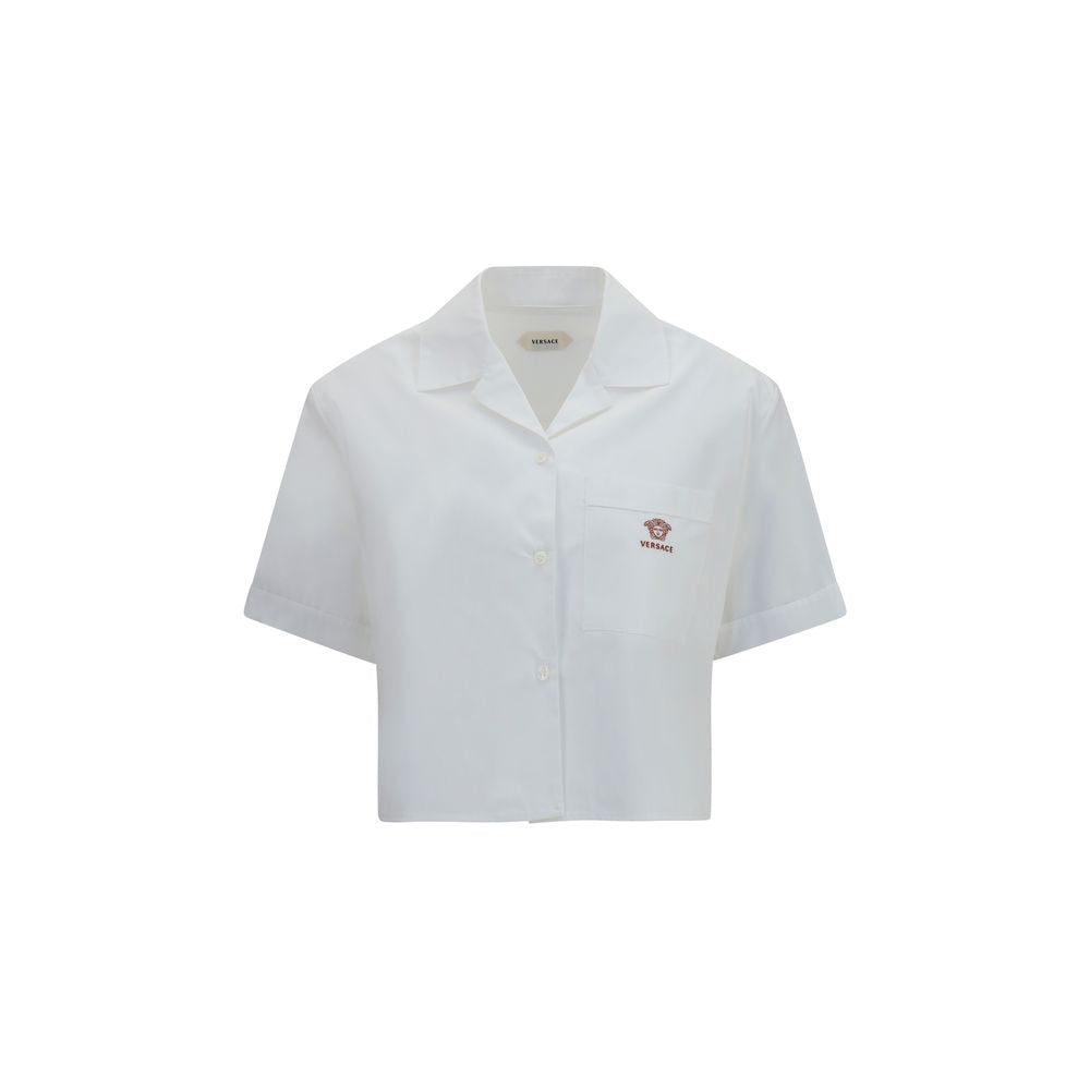 Chemise blanche en coton de la marque Versace, avec col classique et boutons élégants, portée sur mannequin.