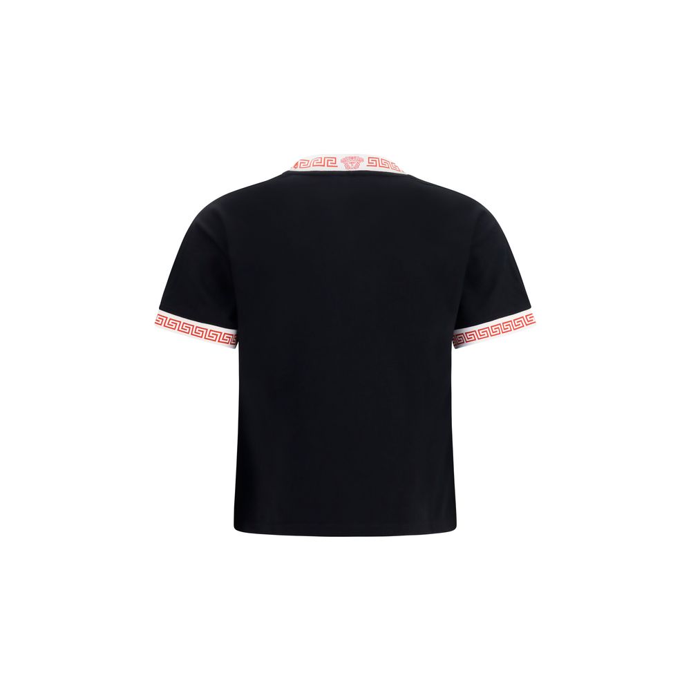 T-shirt noir en coton de la marque Versace, avec logo distinctif, porté par un mannequin.