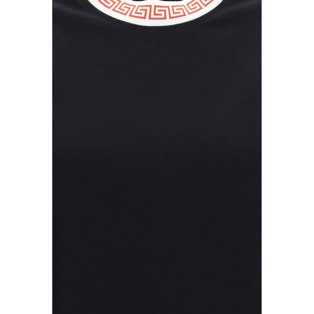 T-shirt en coton noir de Versace, style décontracté avec logo emblématique, porté sur mannequin.