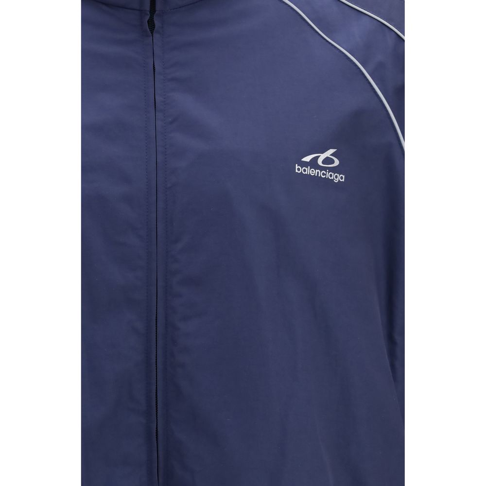 Veste shell en coton bleue de Balenciaga, style moderne avec col et fermeture éclair, visible en détail.