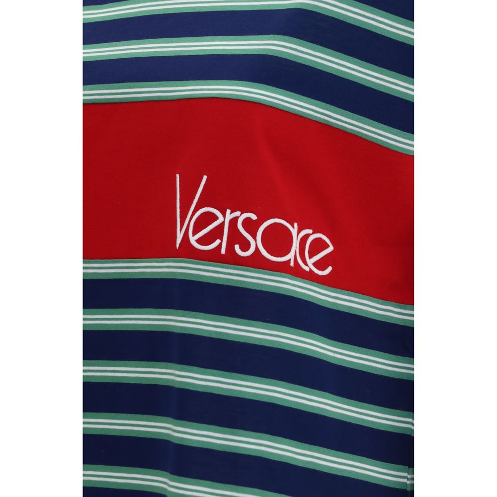 T-shirt en coton multicolore de la marque Versace, avec logo distinctif et design coloré, porté sur mannequin.