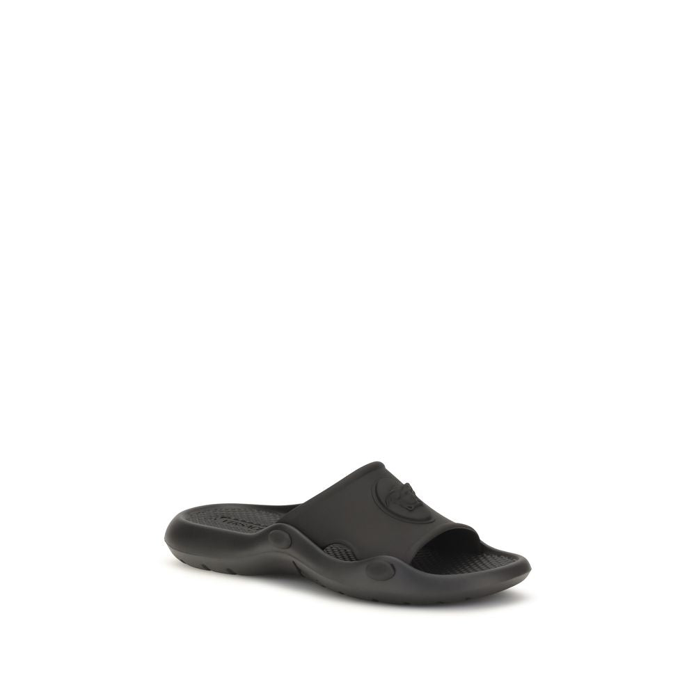 Sandales en caoutchouc noir Versace, style élégant avec logo distinctif, pour homme ou femme, vues en gros plan.