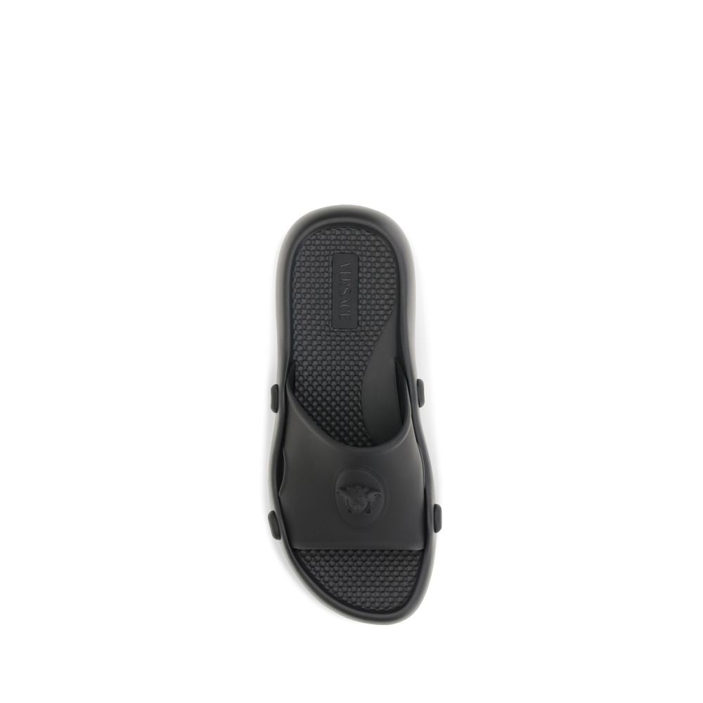 Sandales en caoutchouc noires Versace avec logo, modernes et élégantes, pour un style audacieux et confortable.