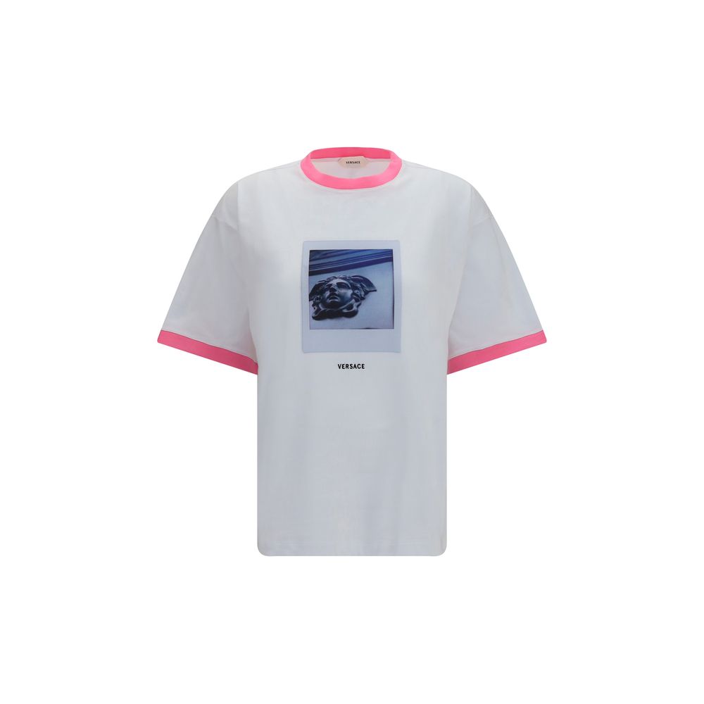 T-shirt blanc en coton de la marque Versace, avec logo emblématique visible sur le devant.
