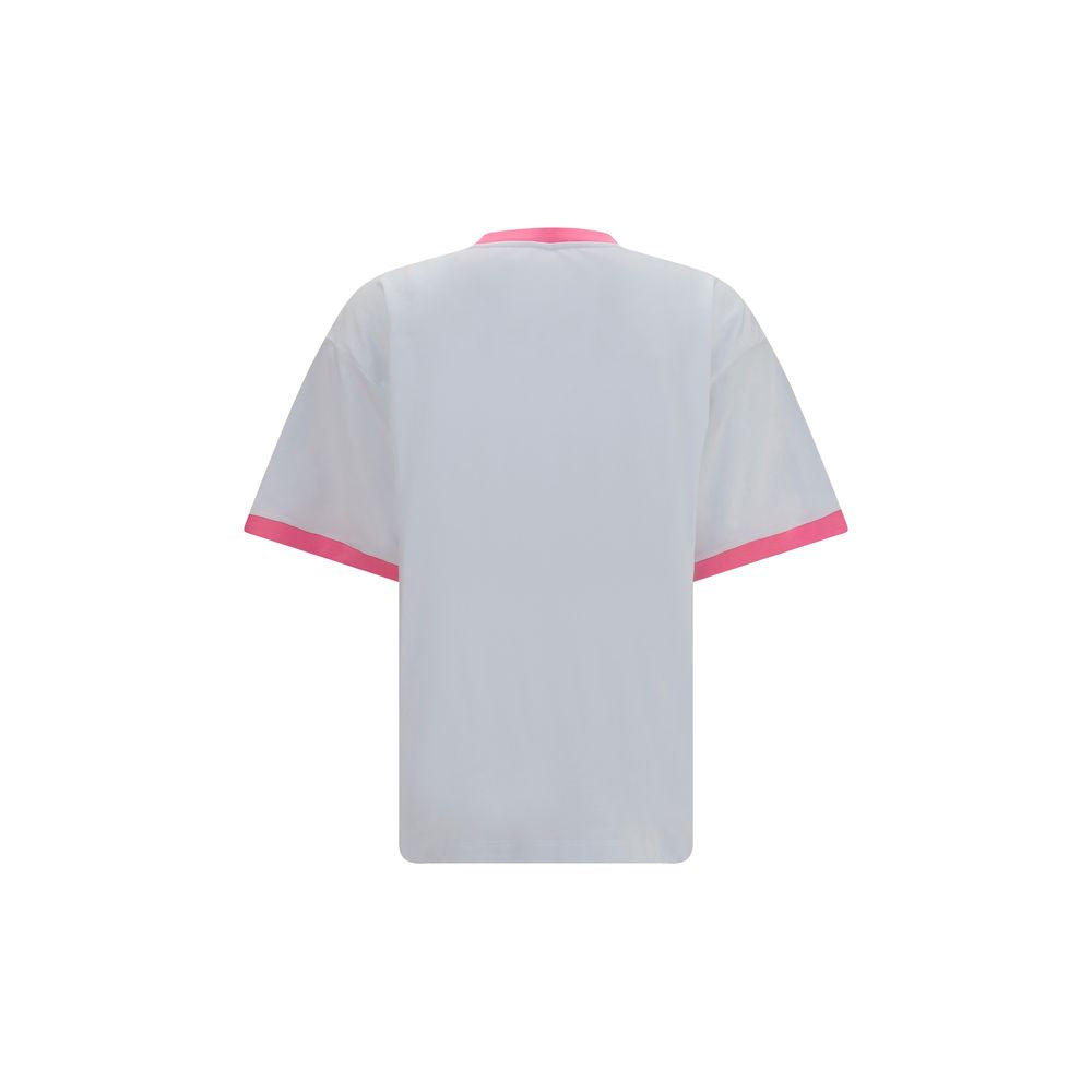 T-shirt blanc en coton de la marque Versace, coupe classique avec logo emblématique visible sur le devant.