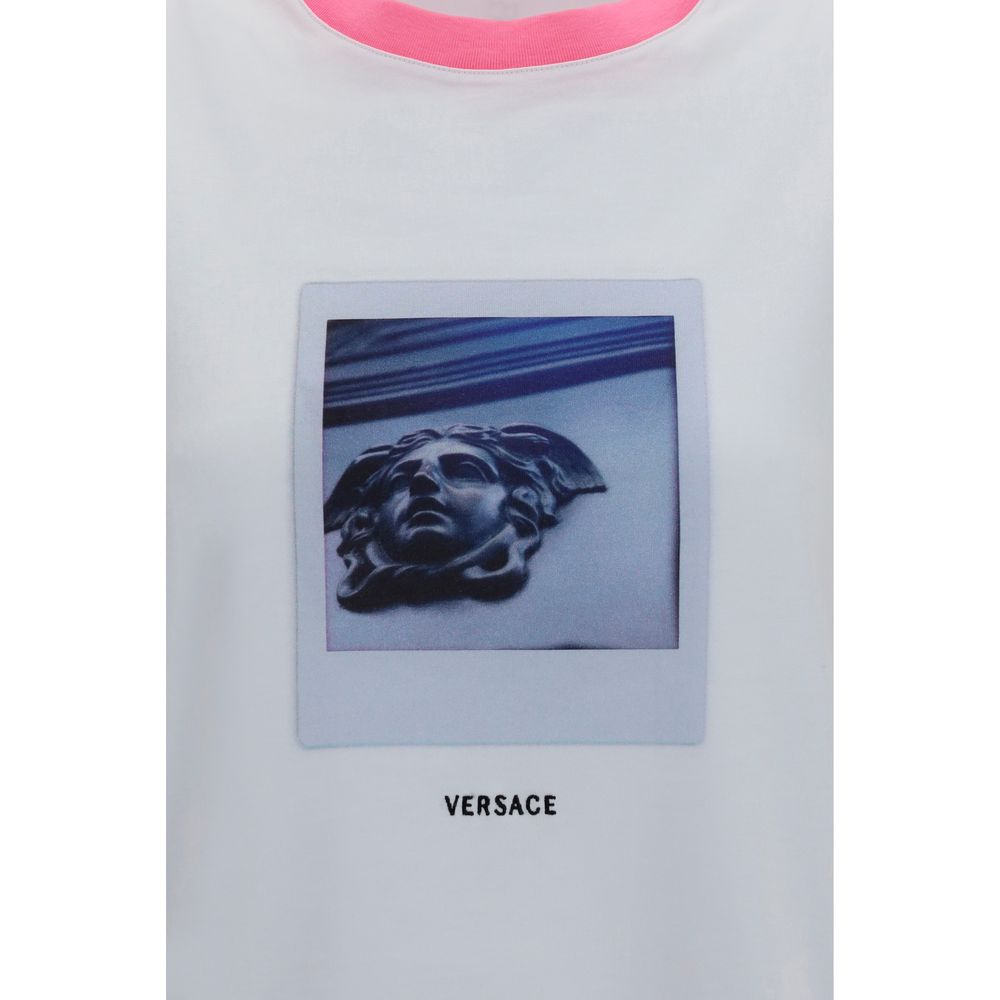 T-shirt blanc en coton de la marque Versace, design épuré avec logo Versace visible sur la poitrine.