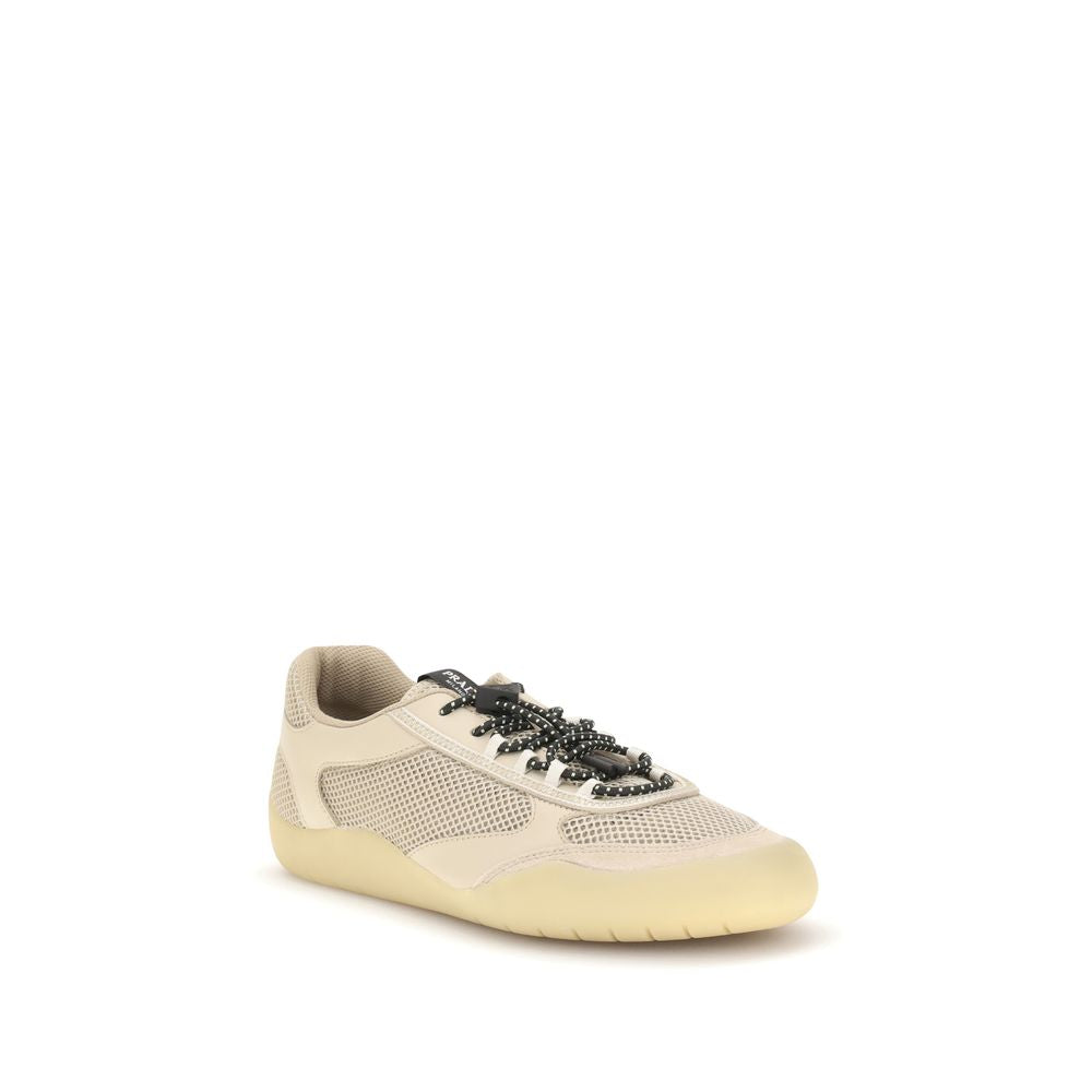 Sneakers de sport en polyester beige de Prada, chaussure athlétique élégante avec détails modernes et semelle blanche.