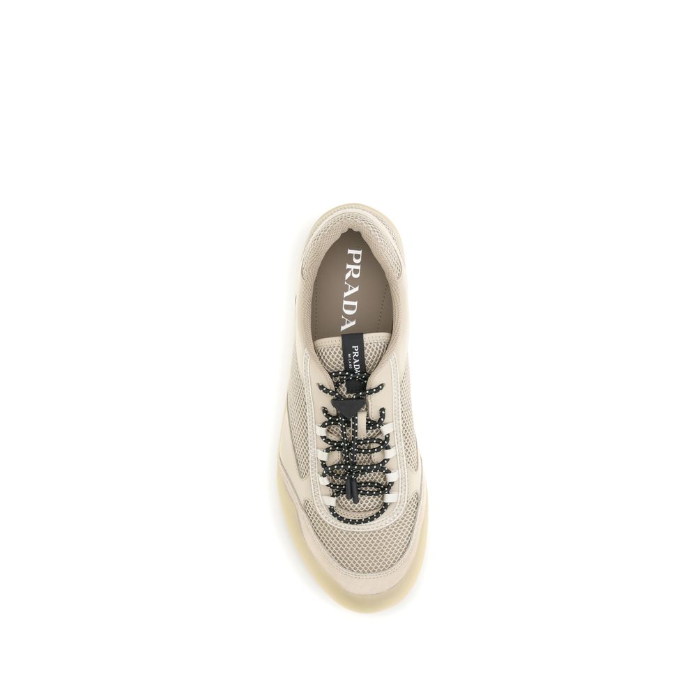 Chaussures de sport Prada en polyester beige, baskets athlétiques élégantes avec semelle blanche.