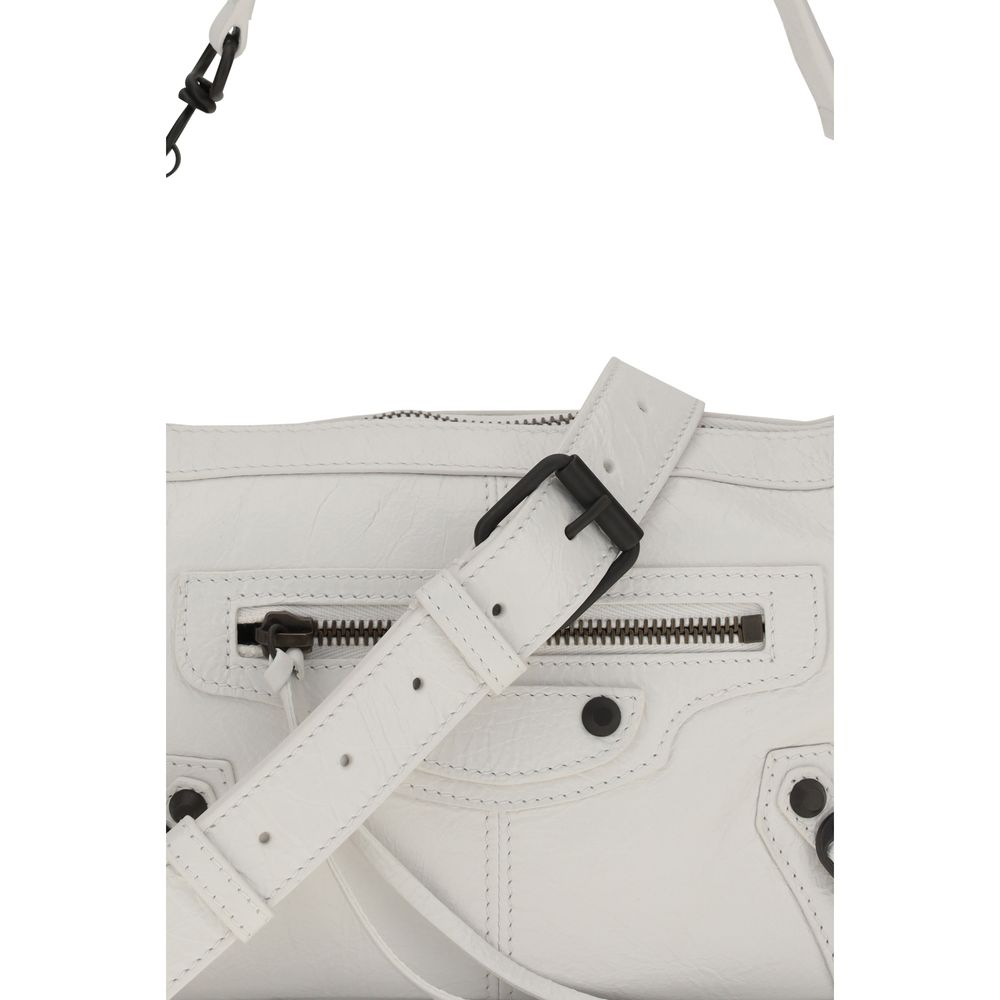 Sac à main Balenciaga blanc en cuir d'agneau Ovis Aries, vue en gros plan avec détails de la texture et des poignées.