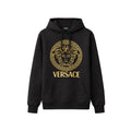 Sweat à capuche en coton noir de la marque Versace, vue de face avec logo distinctif sur la poitrine.