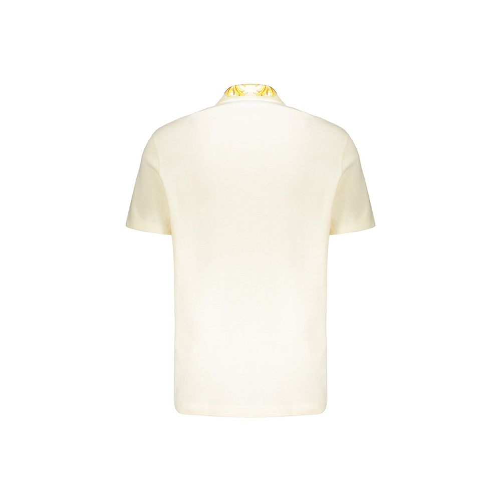Chemise polo bicolore en coton Versace, avec logo emblématique, portée sur un mannequin blanc.