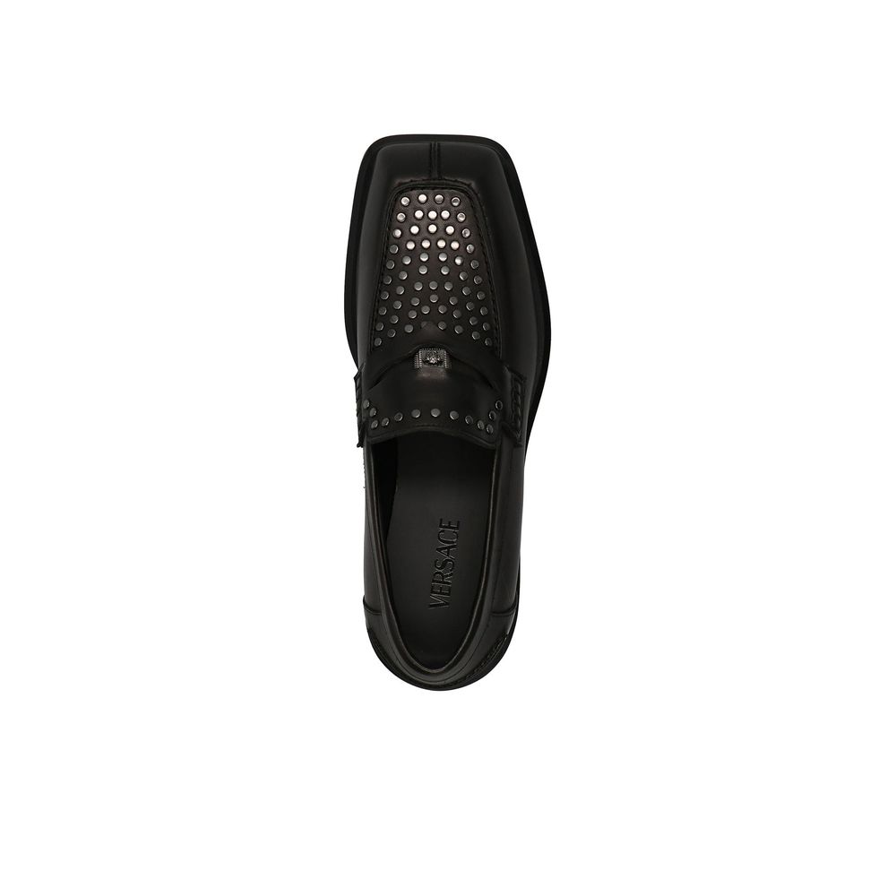 Mocassins en cuir noir Versace pour hommes, style slip-on avec logo distinctif, vue de face sur fond blanc.