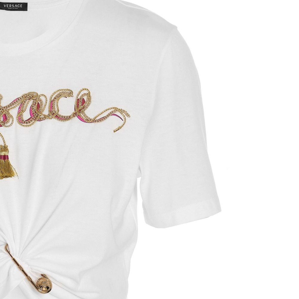 T-shirt blanc en coton de Versace, coupe classique avec logo distinctif, porté sur mannequin.