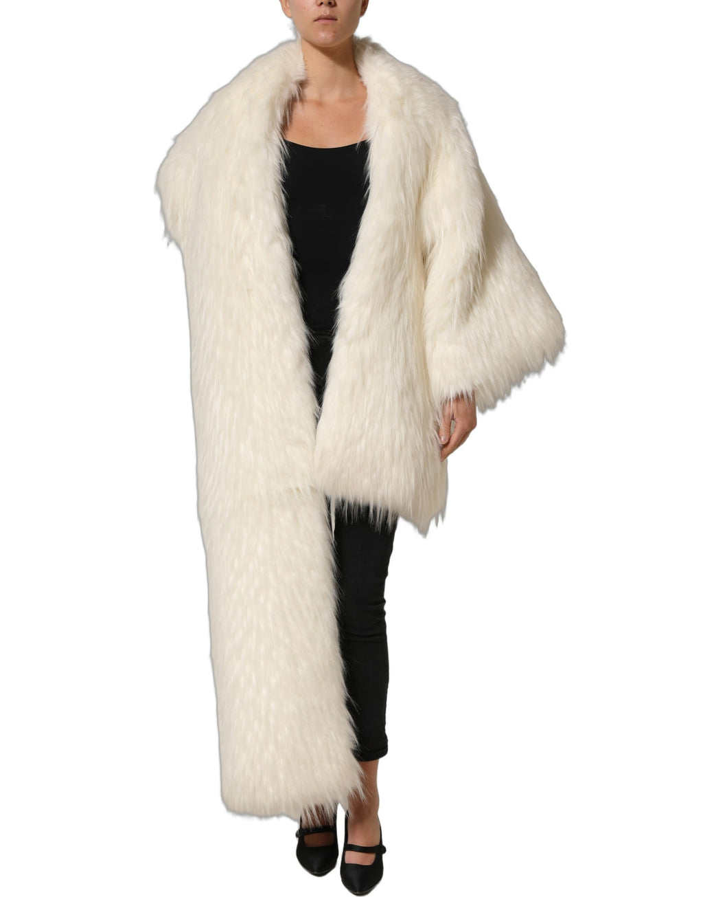 Manteau blanc en fausse fourrure Dolce & Gabbana avec manches longues et coupe élégante, idéal pour l'hiver.