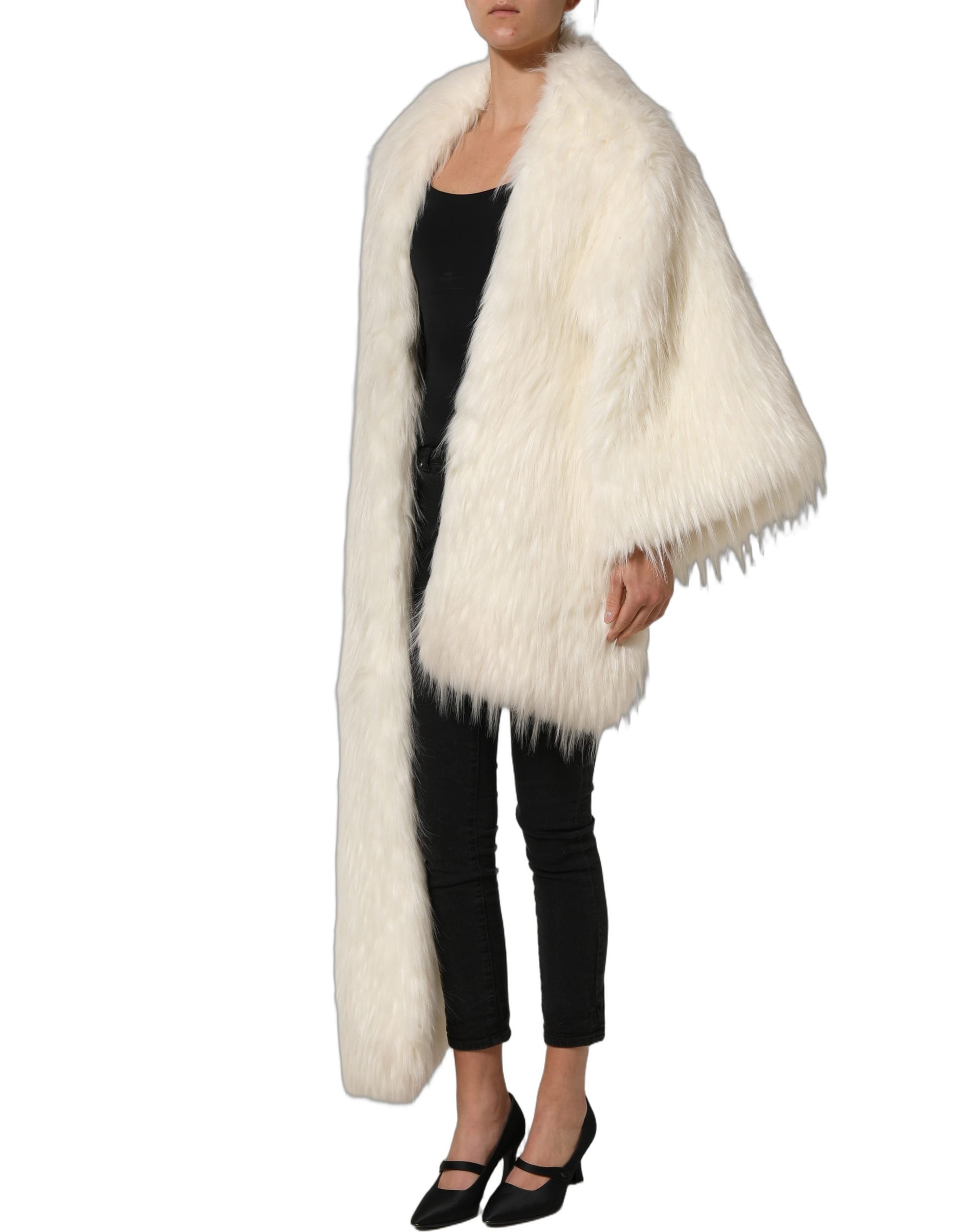 Manteau long en fausse fourrure blanche Dolce & Gabbana avec manches longues et design élégant.