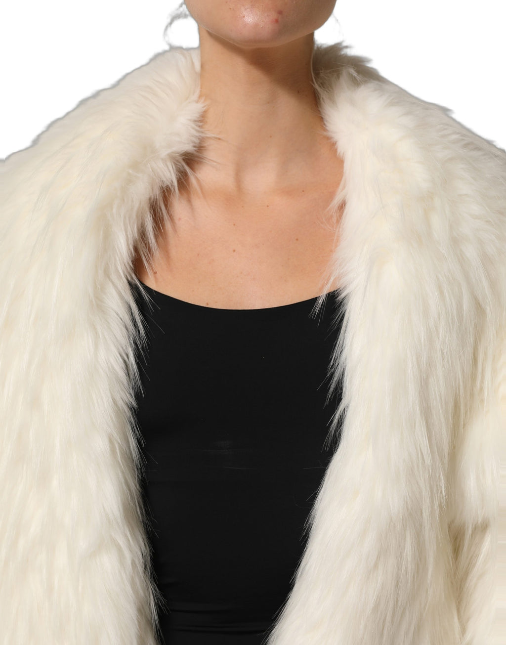 Veste en fourrure synthétique blanche Dolce & Gabbana à manches longues, élégante et chaude, portée sur un fond neutre.