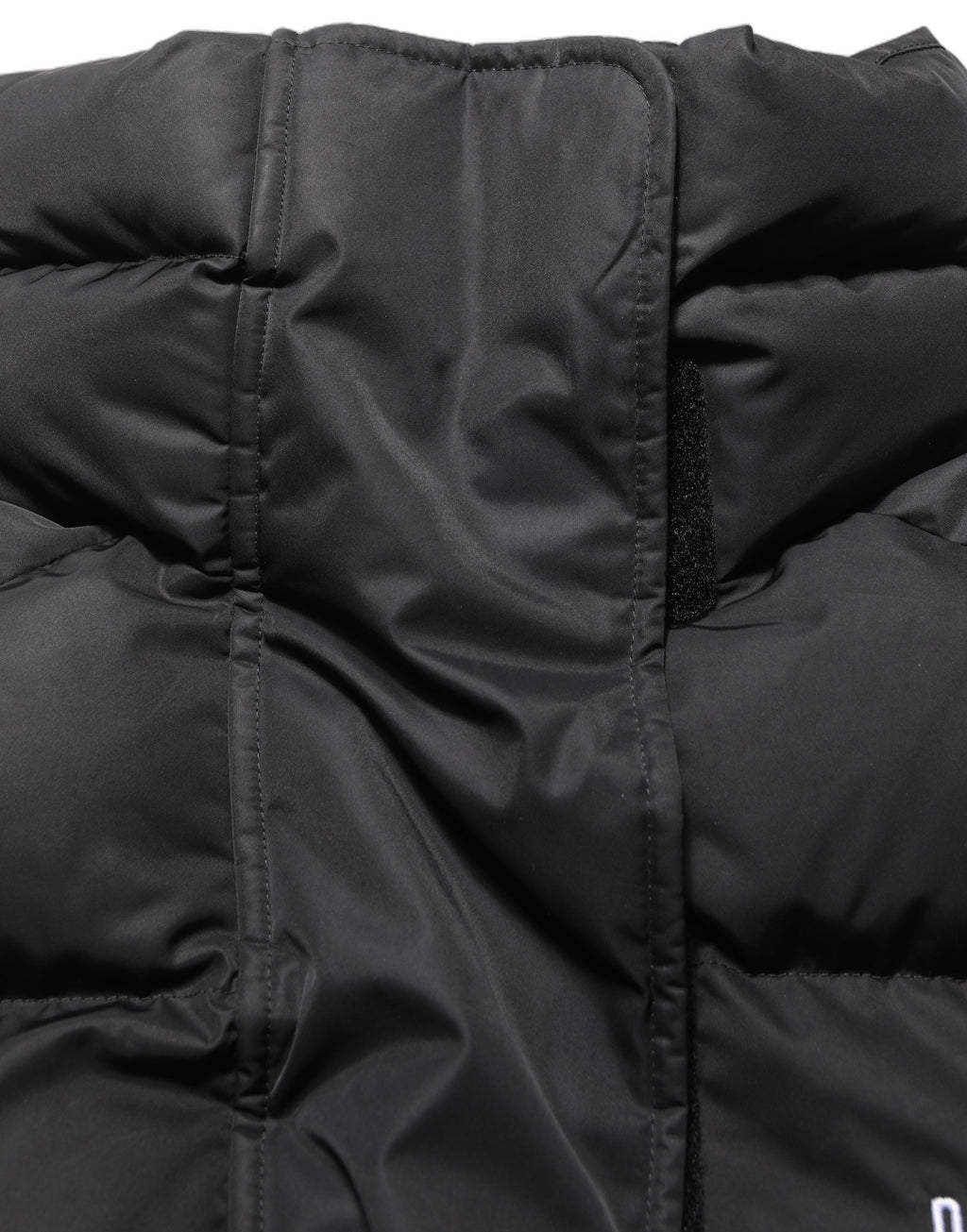 Veste matelassée noire Dolce & Gabbana DGVIB3 avec broderies, style chaud et élégant, vue de face.