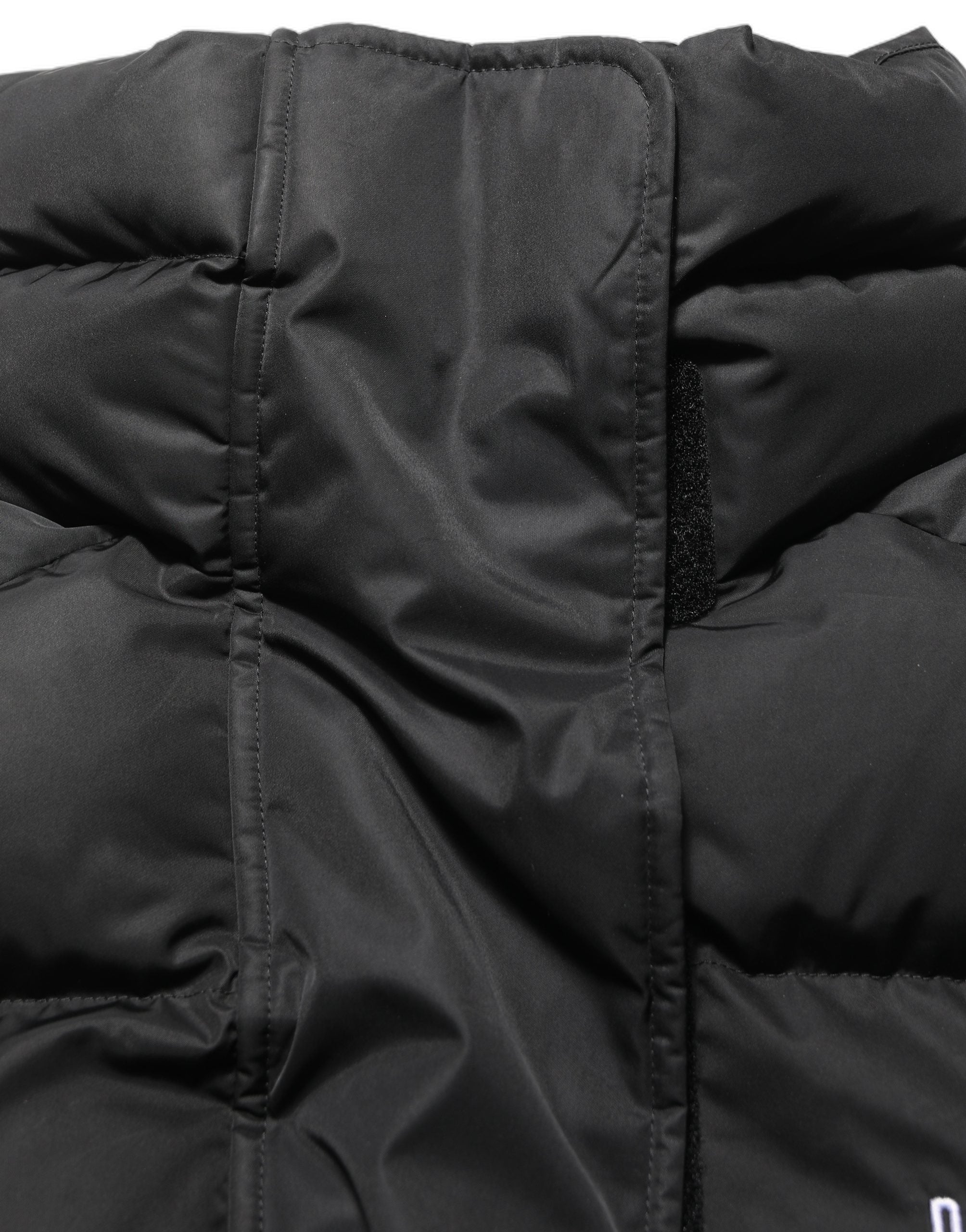 Veste matelassée noire Dolce & Gabbana DGVIB3 avec broderies, style chaud et élégant, vue de face.