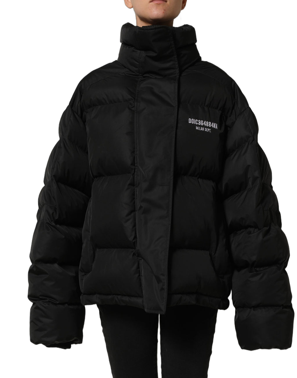 Doudoune matelassée noire Dolce & Gabbana DGVIB3 avec broderies, fermeture éclair et col montant, vue de face.