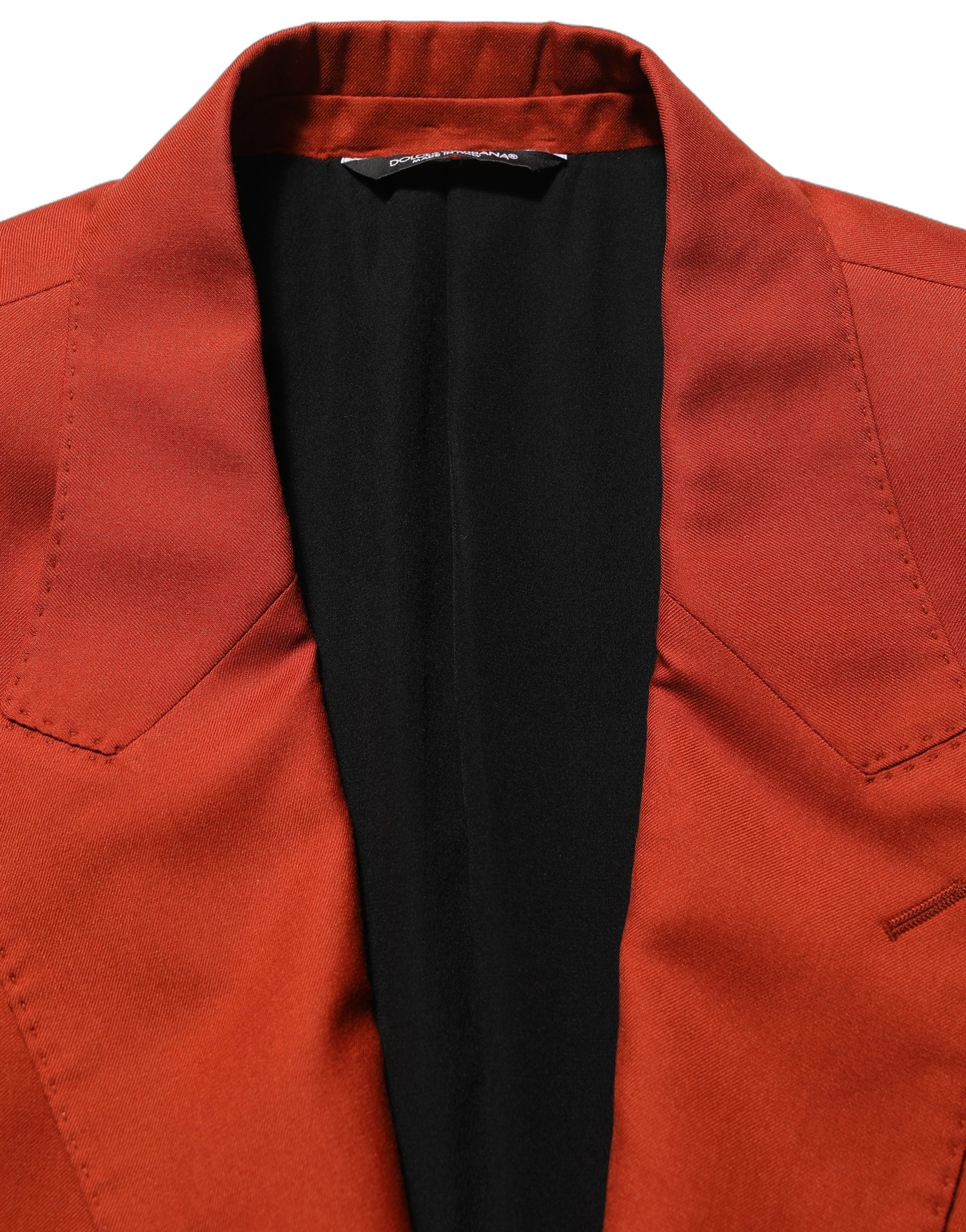 Veste blazer rouge en cachemire Dolce & Gabbana, coupe simple, col à revers, détails élégants, tissu doux et chaud.