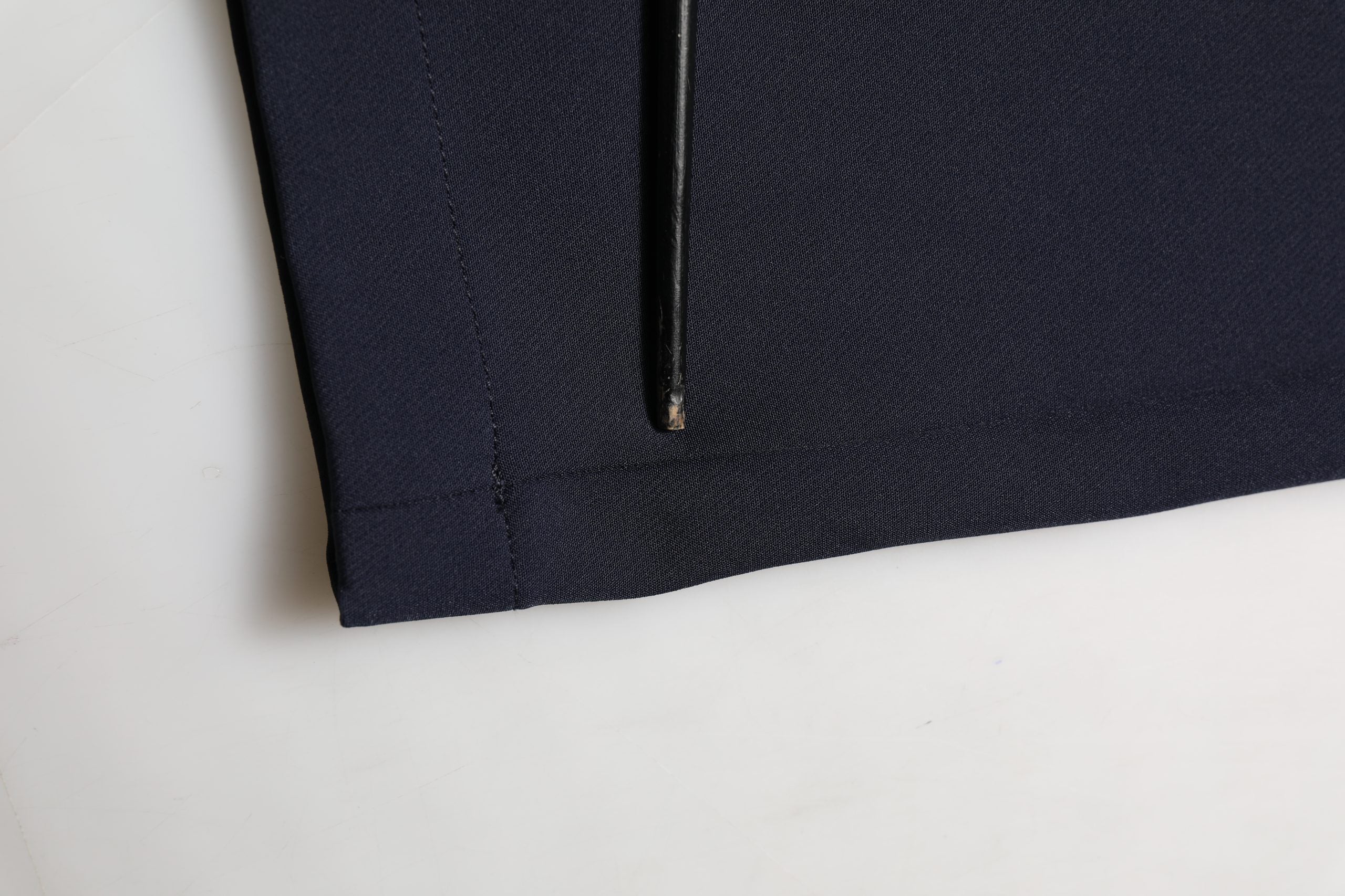 Pantalons joggers en nylon bleu foncé Dolce & Gabbana avec cordon de serrage, style décontracté et moderne.