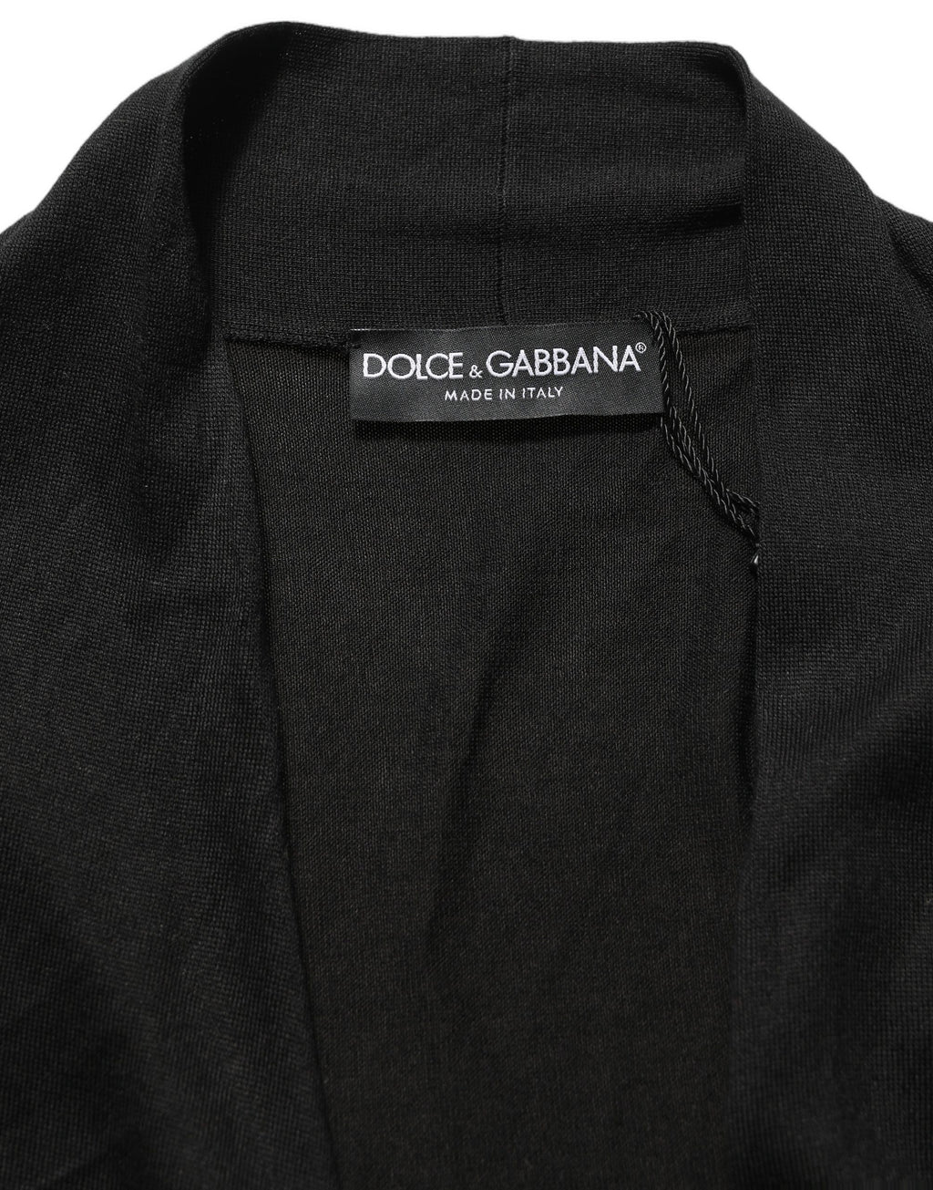 Blouse en soie noire à manches longues et drapée de la marque Dolce & Gabbana, vue de face.