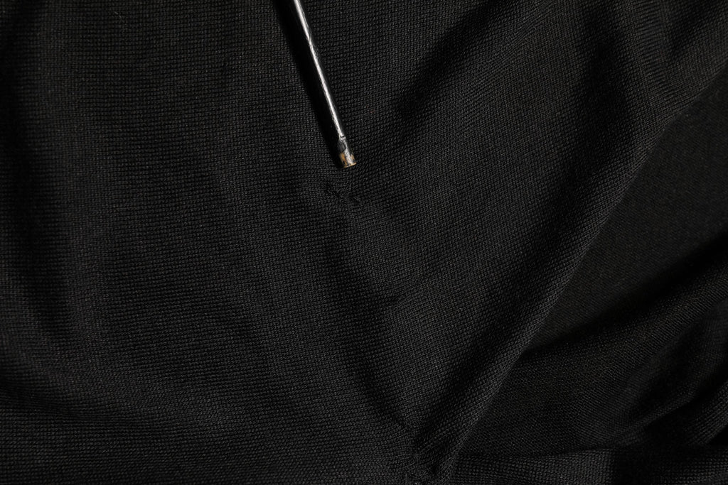 Chemise longue en soie noire Dolce & Gabbana avec manches longues et drapés, élégante et sophistiquée.