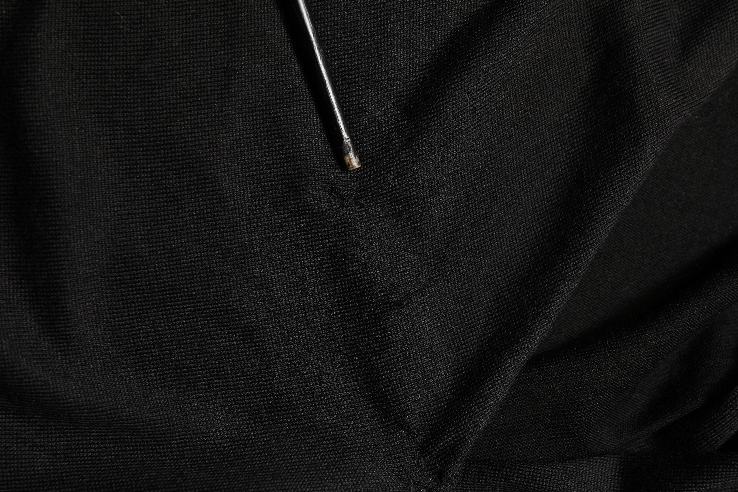Chemise longue en soie noire Dolce & Gabbana avec manches longues et drapés, élégante et sophistiquée.