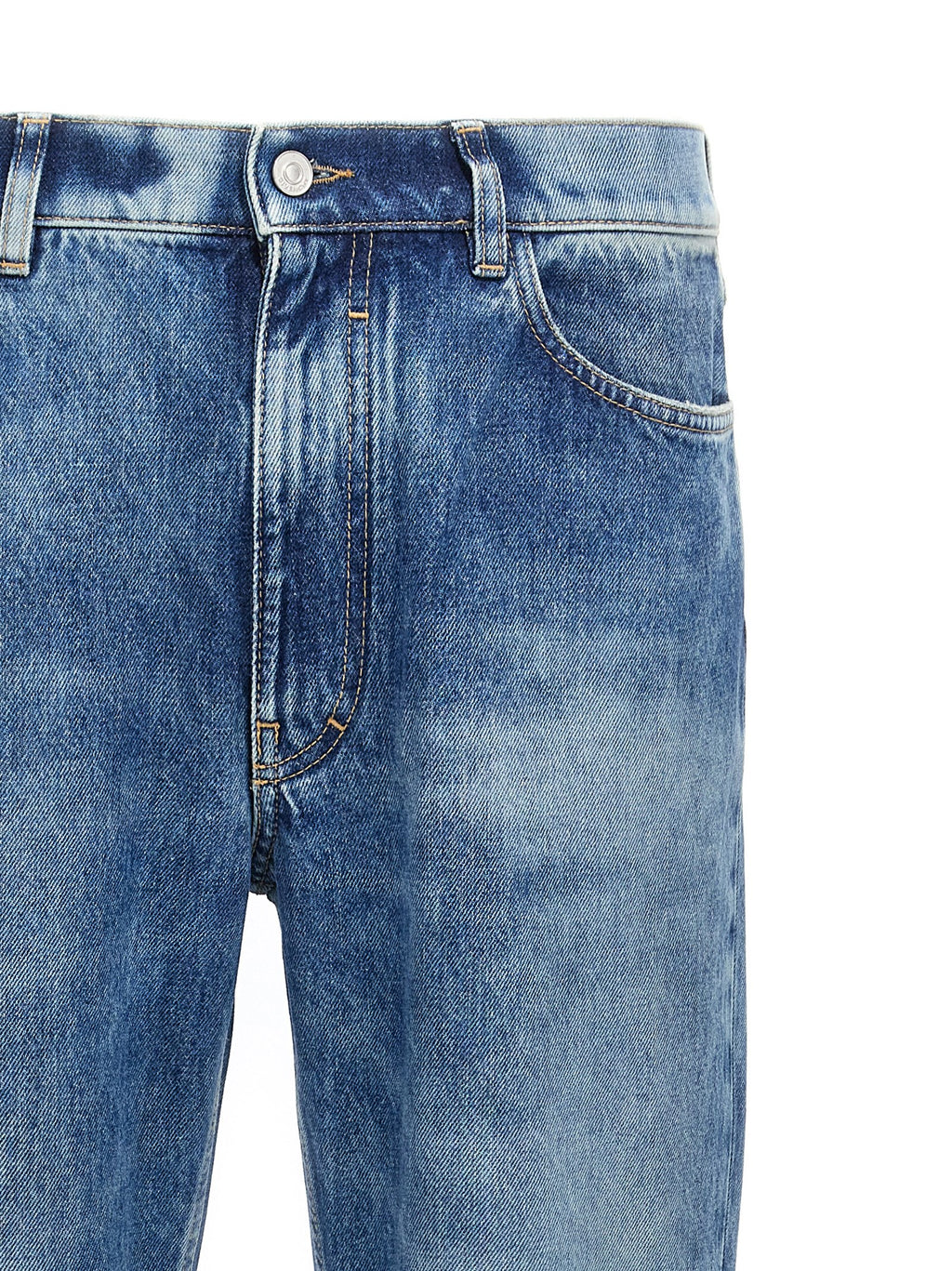 Jeans droits en coton bleu Givenchy, style classique et coupe droite, visibles sur l'image.