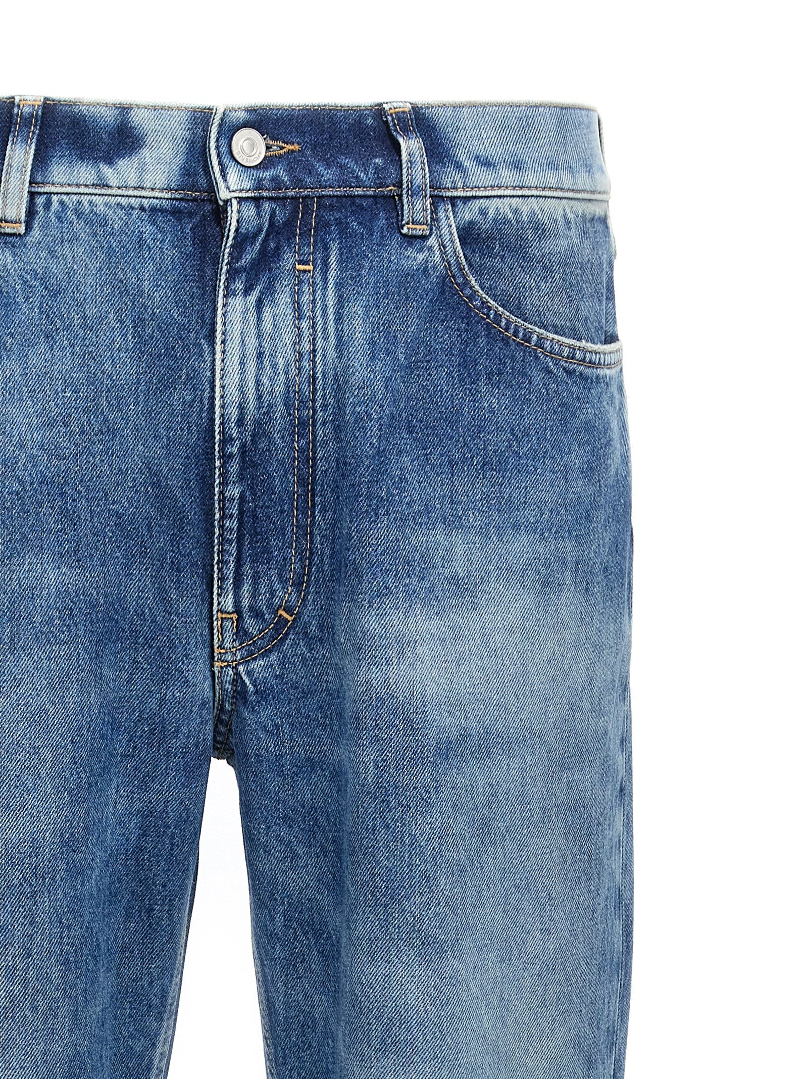 Jeans droits en coton bleu Givenchy, style classique et coupe droite, visibles sur l'image.