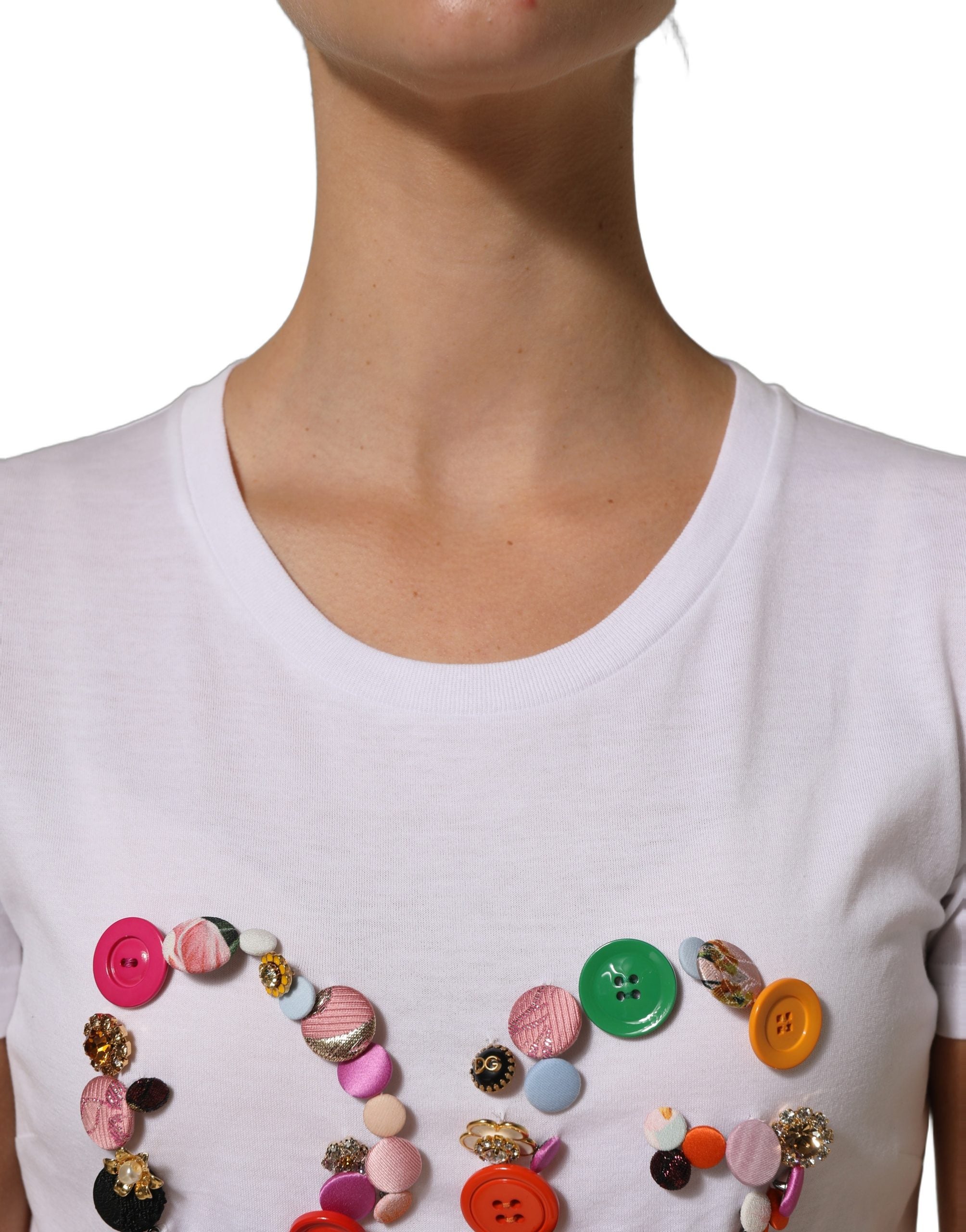 T-shirt rond Dolce & Gabbana blanc avec logo DG orné, col rond et design élégant visible sur l'image.