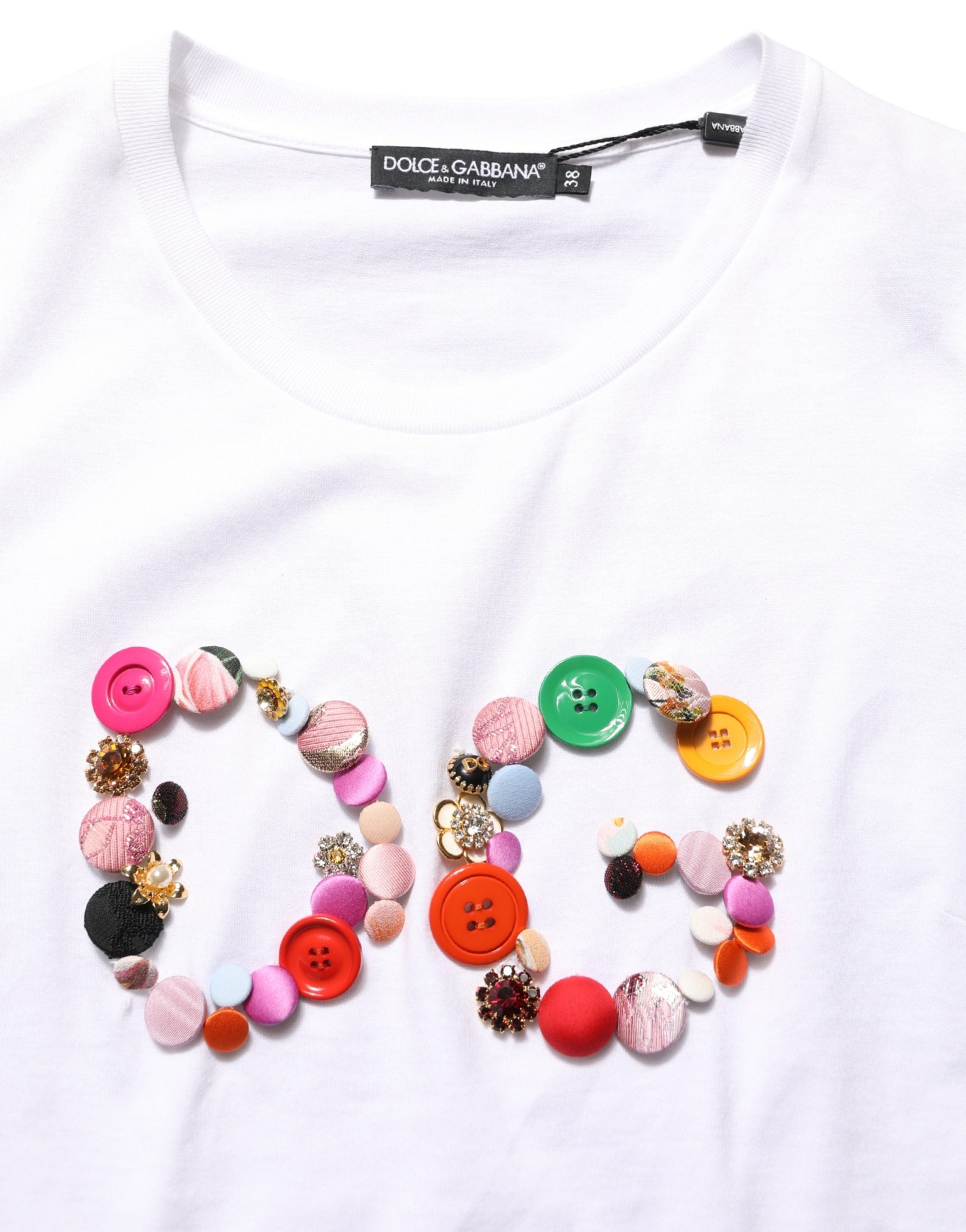 T-shirt blanche Dolce & Gabbana avec logo DG orné d'un col rond, détail mode élégant et tendance.