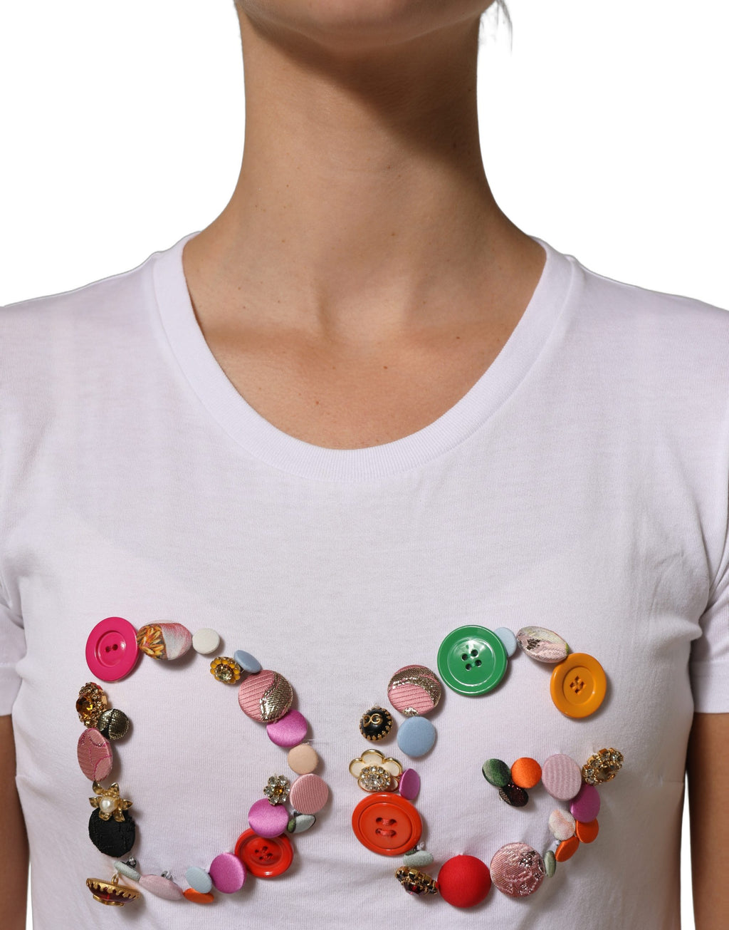 T-shirt blanche Dolce & Gabbana à logo DG orné d’un col rond, en coton, avec détails brodés visibles sur l’image.