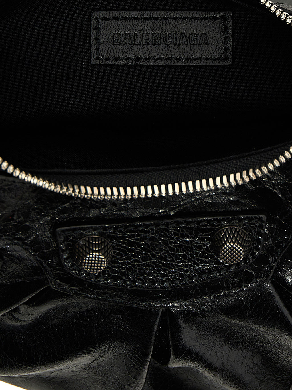 Sac à bandoulière Balenciaga en cuir d'agneau noir, design élégant avec détails modernes et finition de haute qualité.