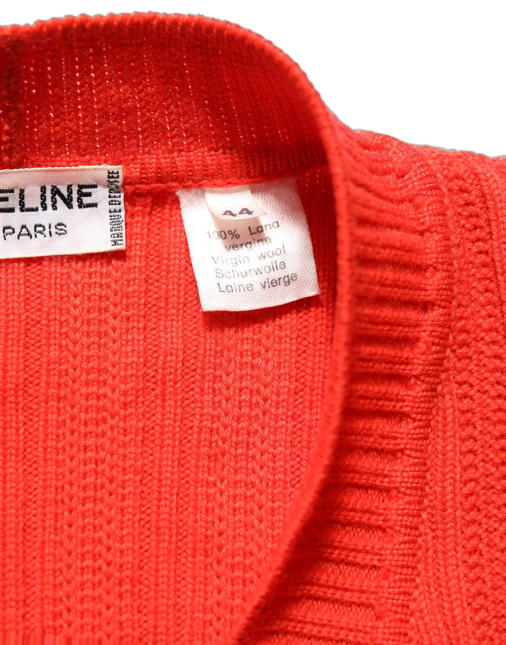 Cardigan en laine rouge Celine à boutons et embellissements, vue de face, détails du tricot et du style élégant.
