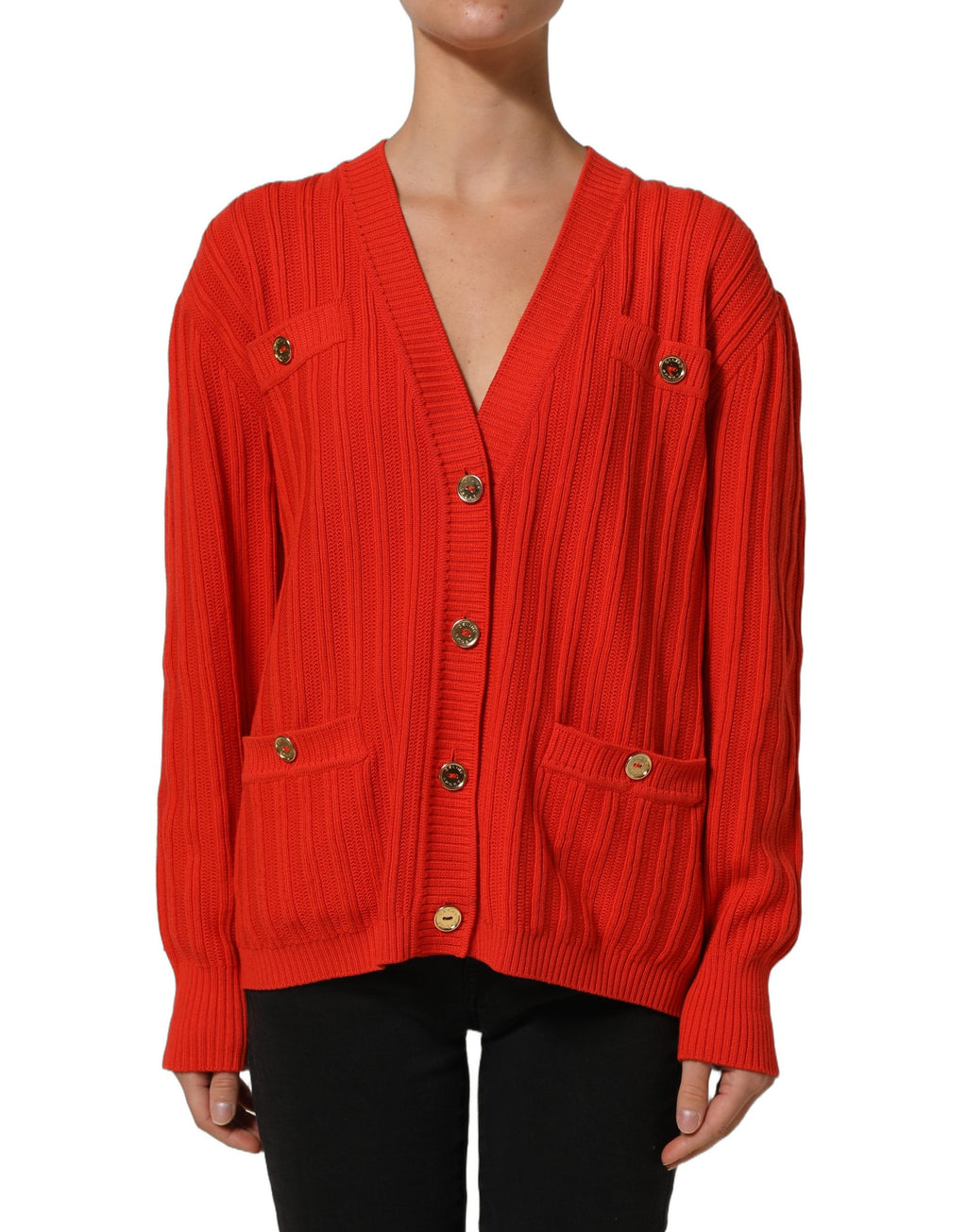 Cardigan en laine rouge Celine avec boutons et embellissements, porté en gros plan sur un modèle.