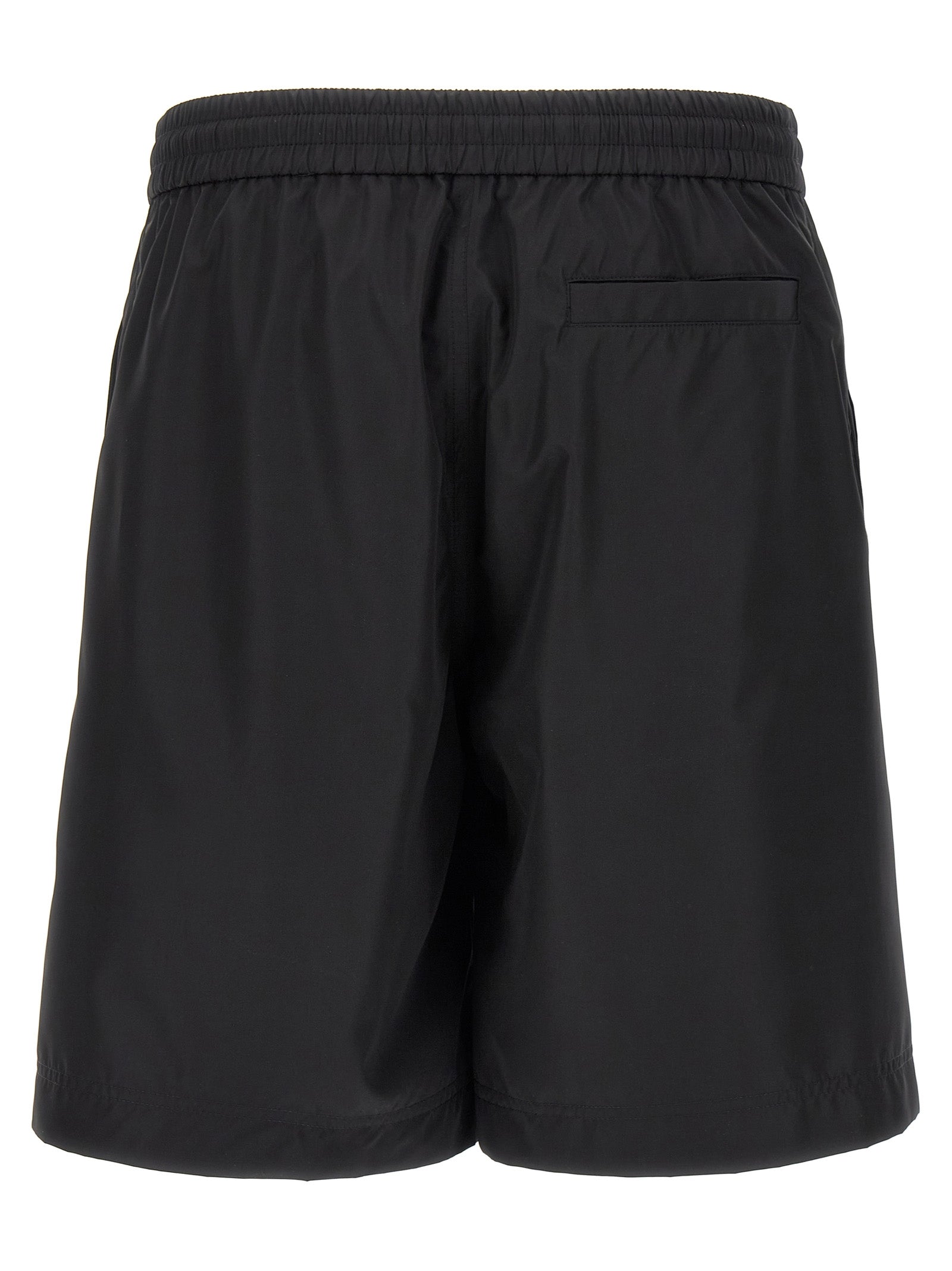 Shorts Bermuda noirs en polyester de la marque Givenchy, coupe décontractée, avec détails élégants et logo discret.