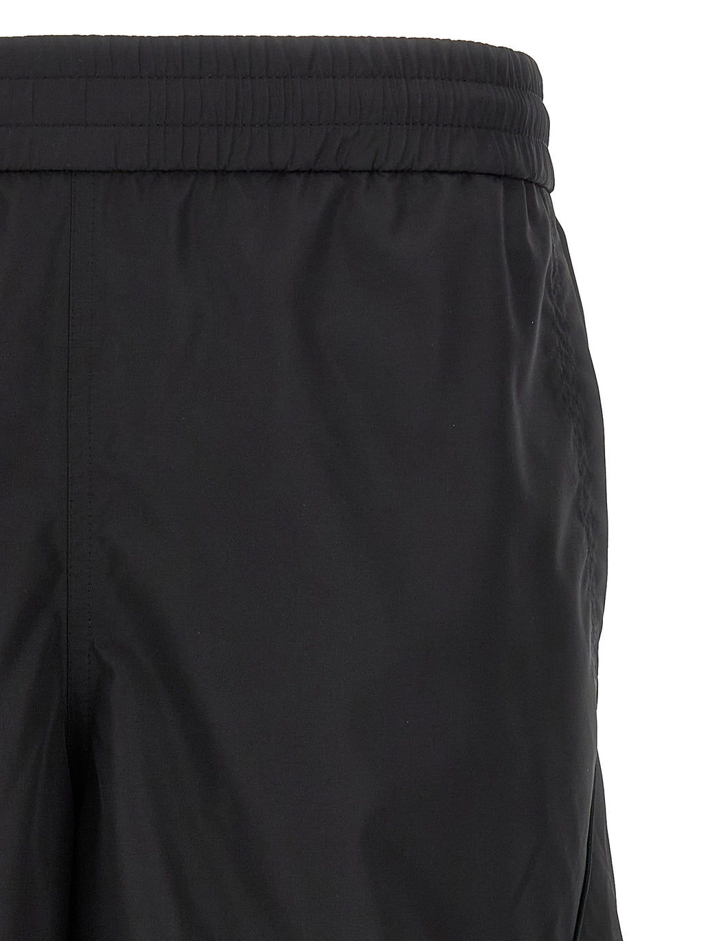 Shorts bermuda noirs en polyester de la marque Givenchy, avec coupe élégante et détails modernes, pour un style sophistiqué.