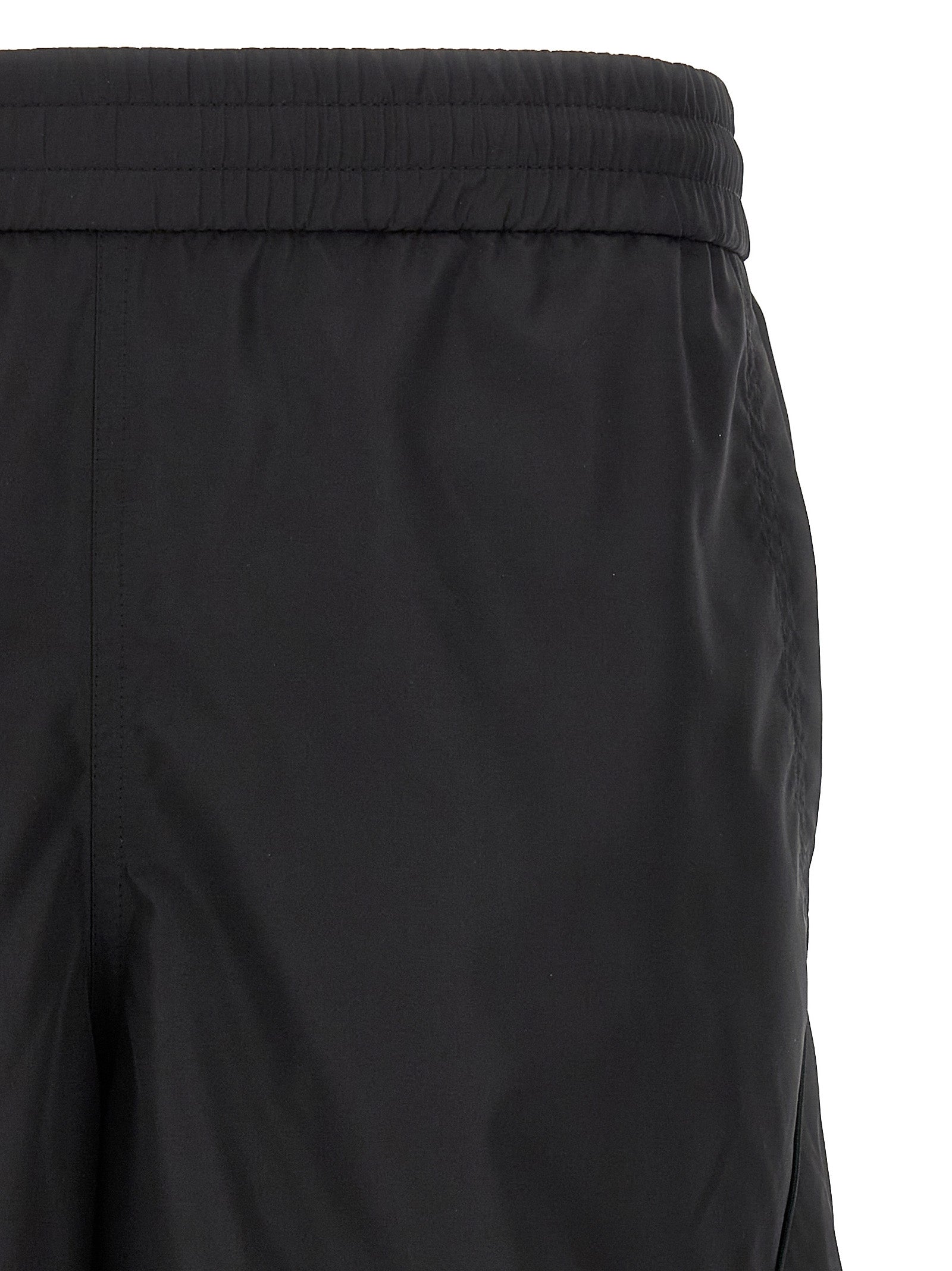 Shorts bermuda noirs en polyester de la marque Givenchy, avec coupe élégante et détails modernes, pour un style sophistiqué.